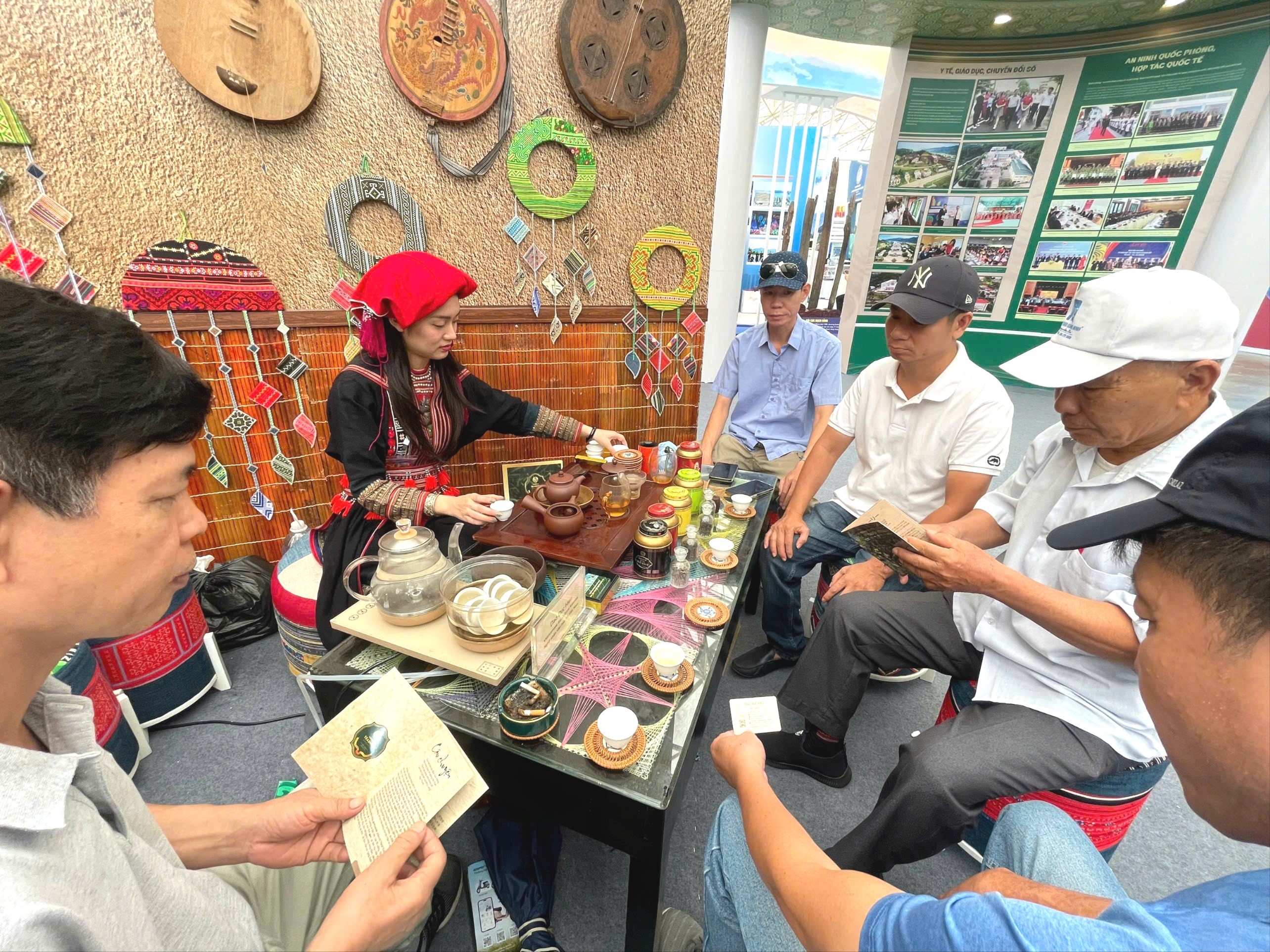 Không gian văn hoá trà Suối Giàng được tái hiện tại triển lãm. z6957734282997-aad314ba4f28e2287b2e20de0eec09c5-4212.jpg