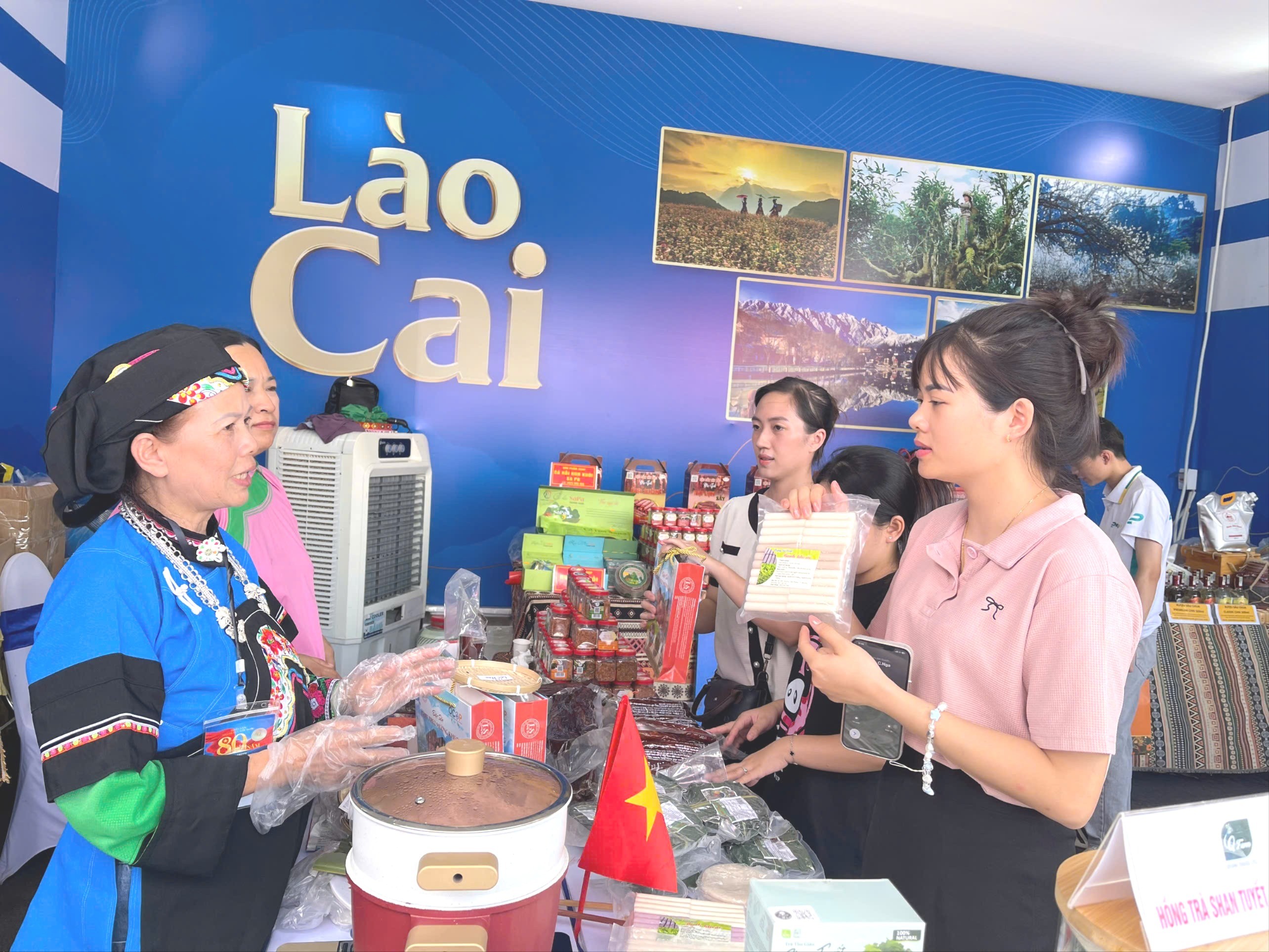 Gian ẩm thực tỉnh Lào Cai thu hút đông đảo người dân đến thưởng thức và mua sắm. z6957734424274-e8c7a40ec0ebc23f82f2ef224d3dd740-9487.jpg