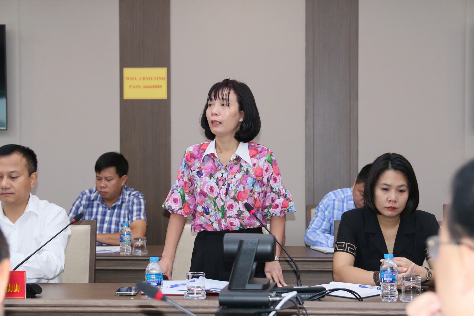 Lãnh đạo phường Âu Lâu báo cáo tiến độ và vướng mắc trong triển khai dự án. z6978832251481-a7bbd82cea79ad937e20dc8bc02b2905.jpg
