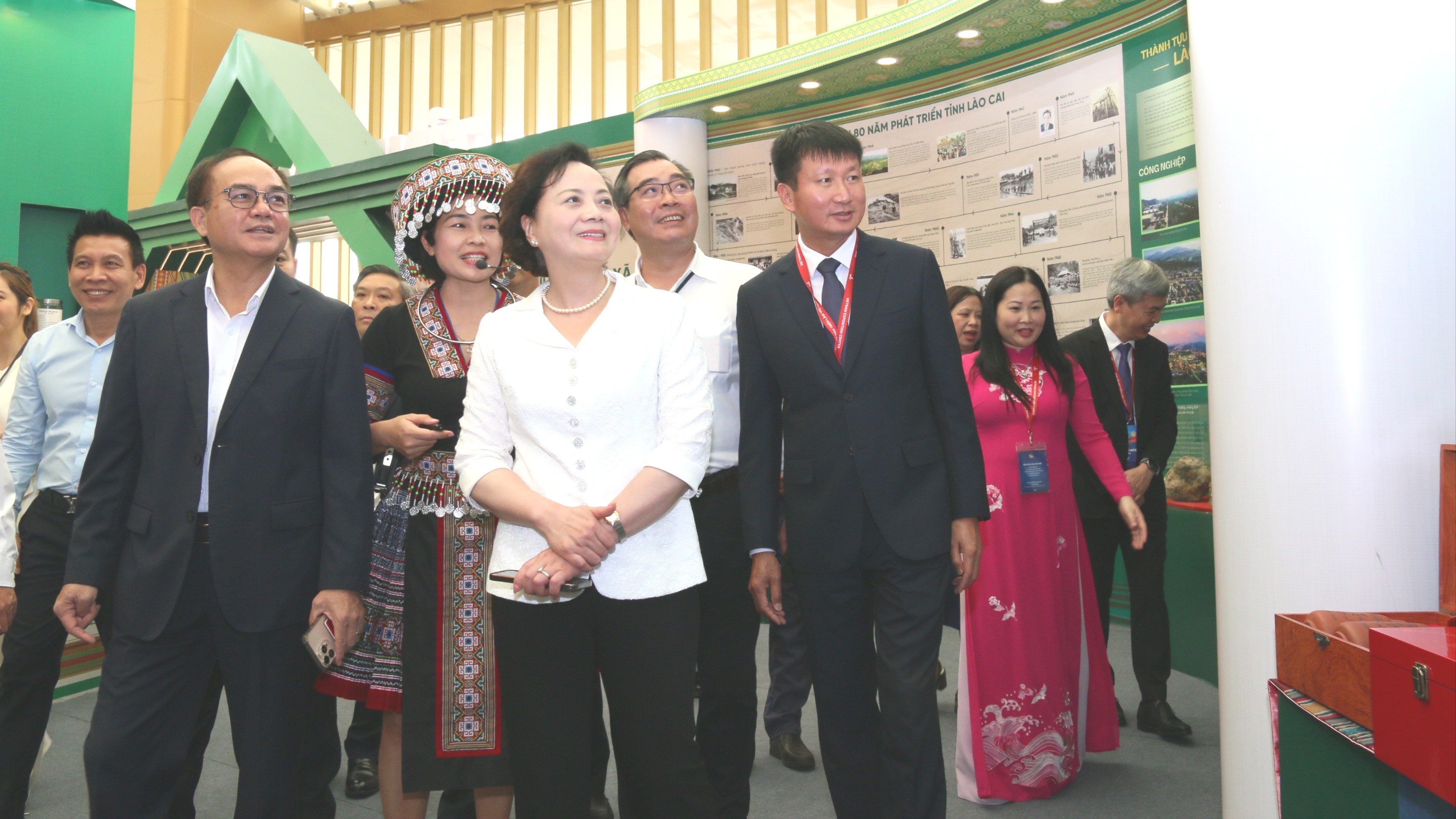 Đồng chí Phạm Thị Thanh Trà - Bộ trưởng Bộ Nội vụ cùng các đồng chí lãnh đạo tỉnh Lào Cai tham quan gian trưng bày của tỉnh tại triển lãm. anh-2221111-9732.jpg