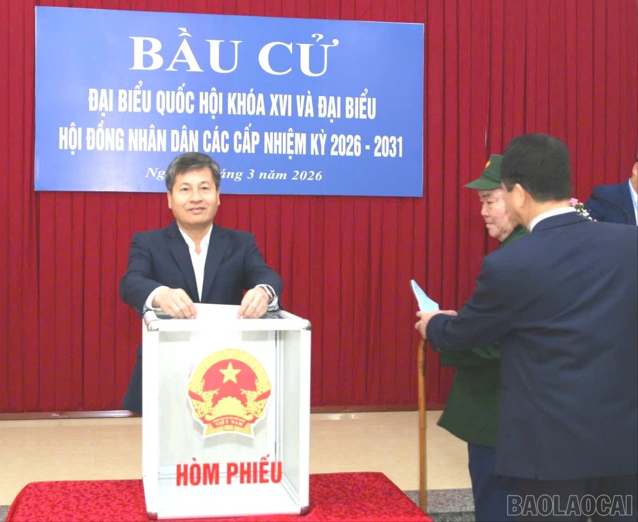 Đồng chí Ngô Hạnh Phúc bỏ lá phiếu đầu tiên tại khu vực bỏ phiếu số 3, xã Lục Yên.