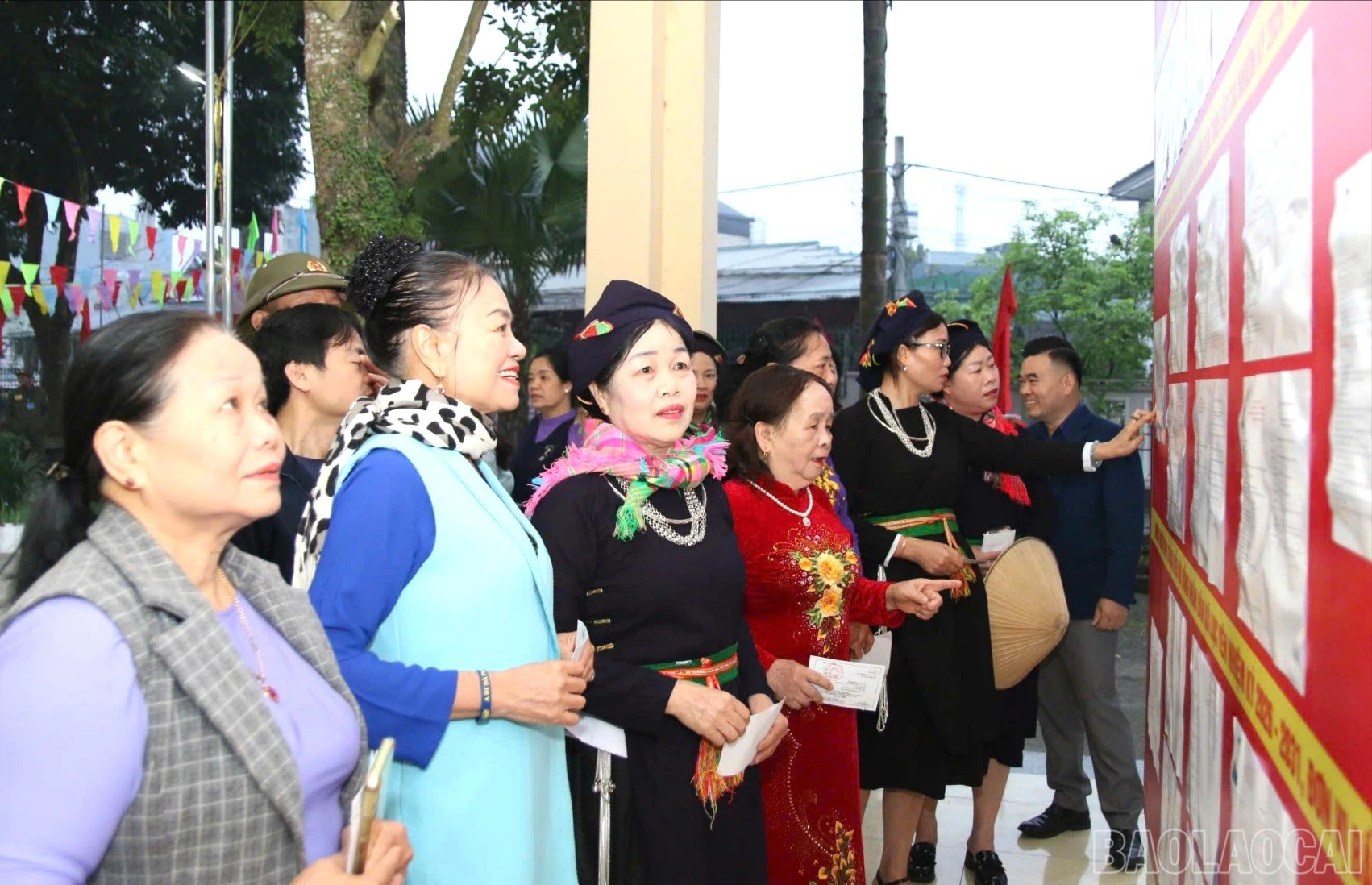 Các cử tri xem danh sách đại biểu.