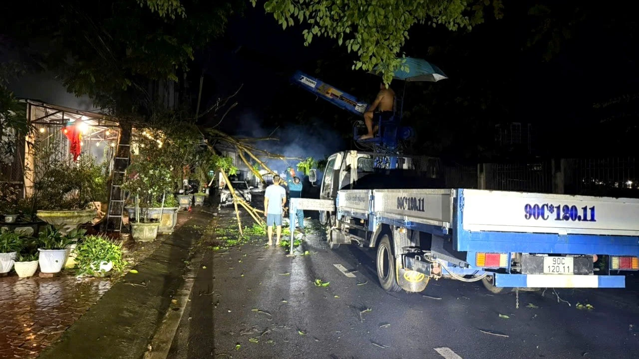 Các lực lượng chức năng khẩn trương khắc phục hậu quả mưa bão.