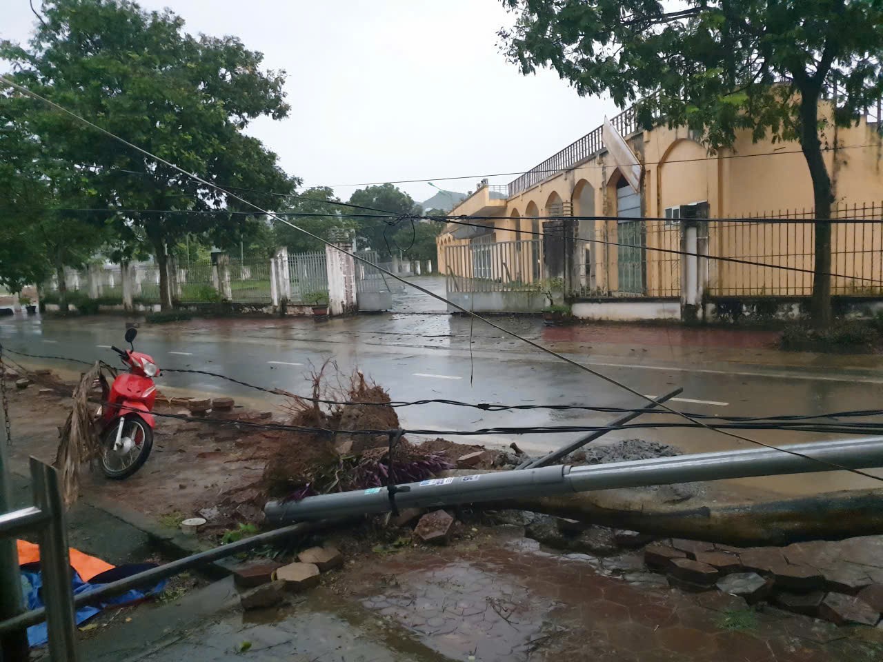 Hoàn lưu bão số 10 gây thiệt hại nặng nề, ước tính ban đầu khoảng 5 tỷ đồng ảnh 2 Hoàn lưu bão số 10 gây thiệt hại nặng nề, ước tính ban đầu khoảng 5 tỷ đồng ảnh 2