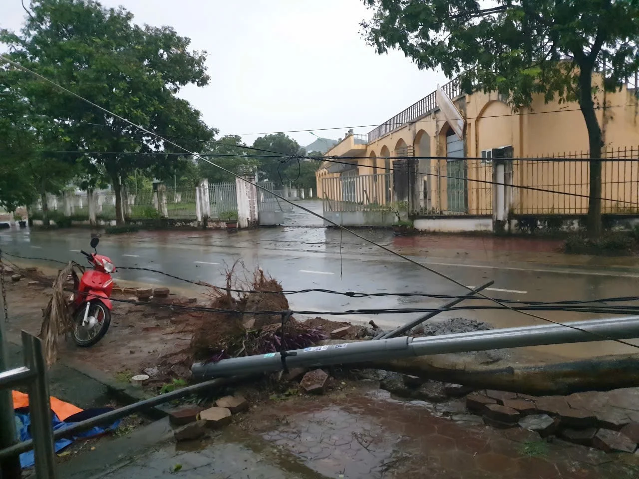 Hoàn lưu bão số 10 gây thiệt hại nặng nề, ước tính ban đầu khoảng 5 tỷ đồng ảnh 2