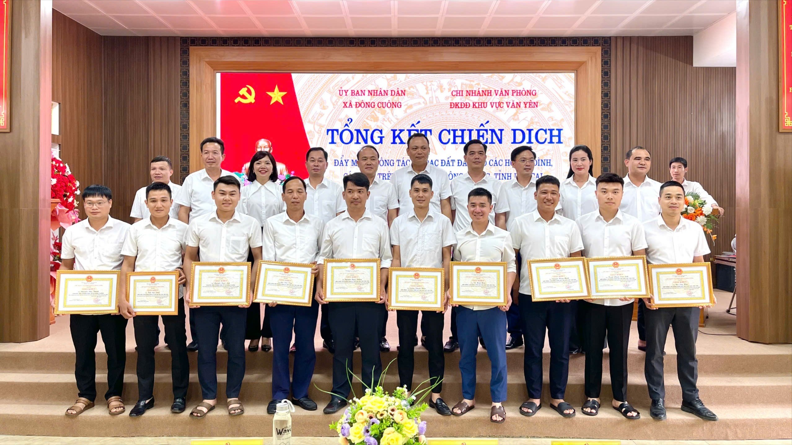 Lãnh đạo xã Đông Cuông khen thưởng các cá nhân có thành tích xuất sắc trong thực hiện chiến dịch. z6943685306270-4baaddd8aaf765b24cd48b3037ab26f2-7195.jpg