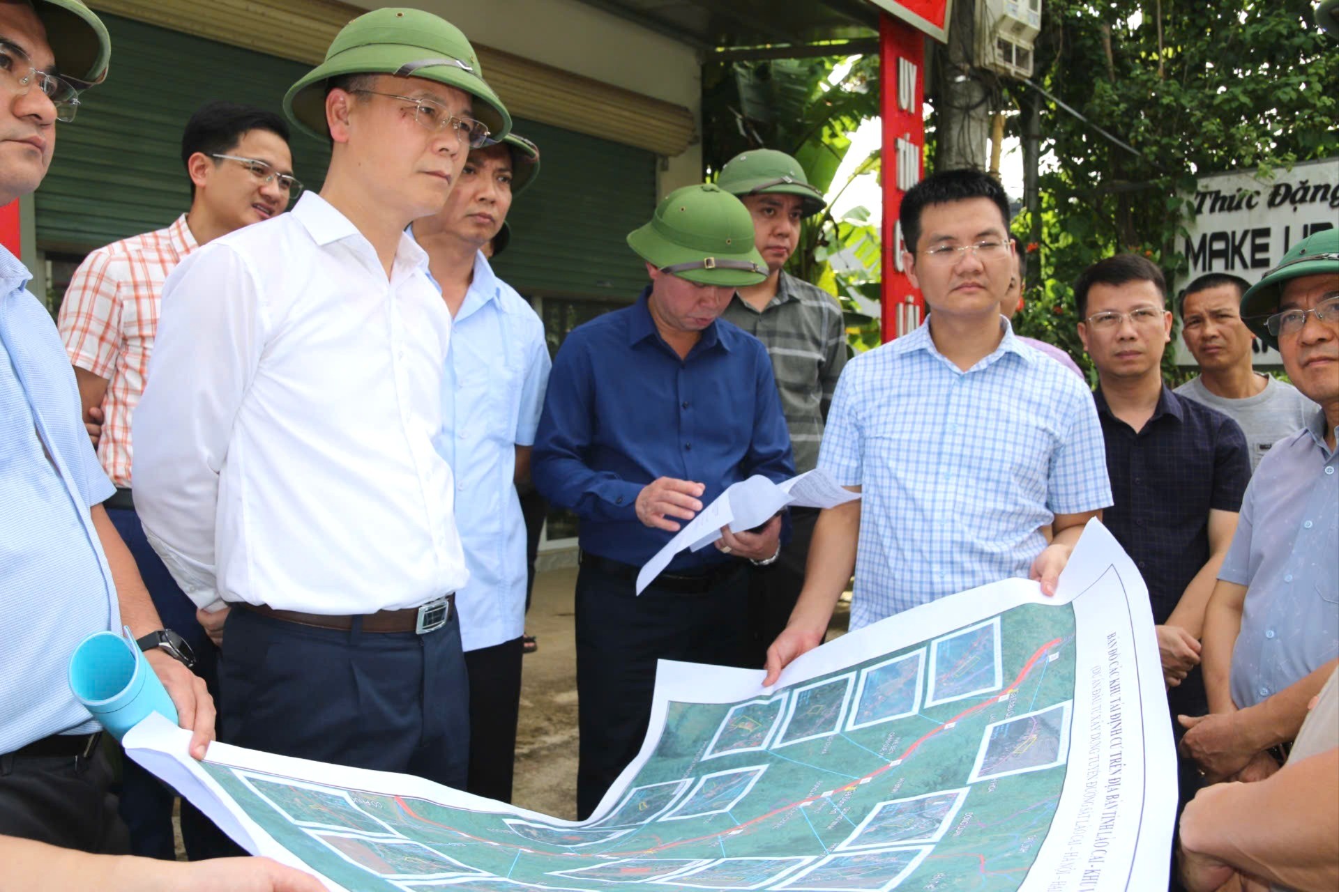 Đồng chí Phó Chủ tịch UBND tỉnh Nguyễn Thành Sinh nắm bắt tiến độ triển khai thực hiện trên địa bàn xã Đông Cuông. anh-4-382.jpg