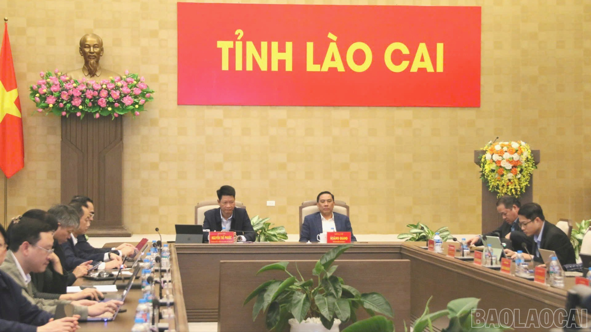 Provinzvertreter nahmen an dem Forum in Lao Cai teil. baolaocai-br_z7332760615549-f12bf1c4ca410cedcca273469cfbf354-3609.jpg