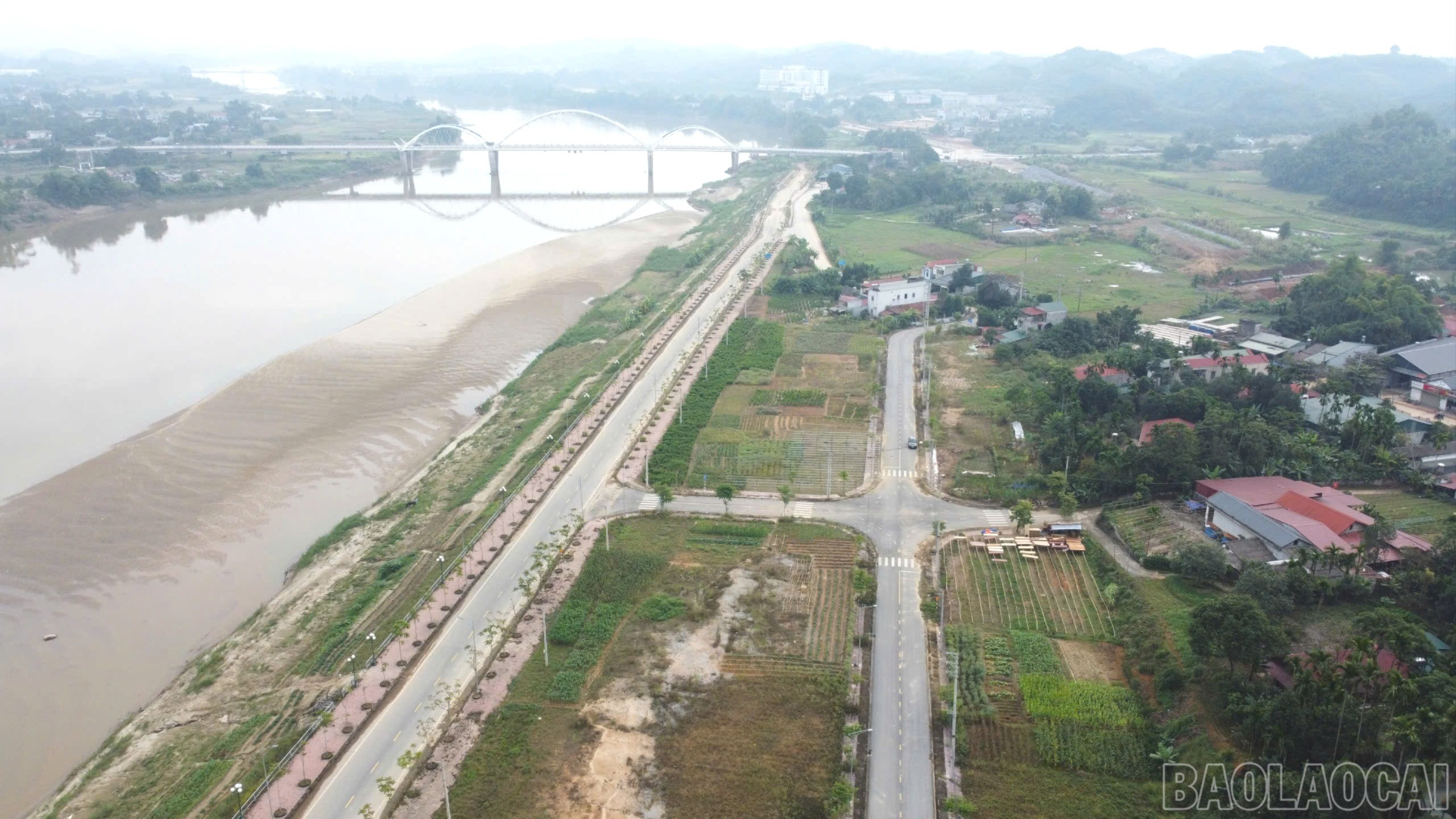 គម្រោងនេះមានទីតាំងស្ថិតនៅតាមបណ្តោយច្រាំងទន្លេក្រហម ជិតដើមស្ពានហ្គីយភៀន។ baolaocai-br_z7322335919726-a5e0fae6bf145635d39a396074d68f05-5725-4678.jpg