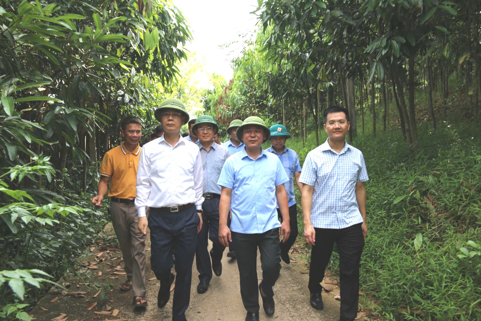 Đồng chí Phó Chủ tịch UBND tỉnh Nguyễn Thành Sinh cùng đoàn công tác trực tiếp thị sát, nắm bắt các khó khăn của các xã bị ảnh hưởng bởi dự án. a8-240.jpg
