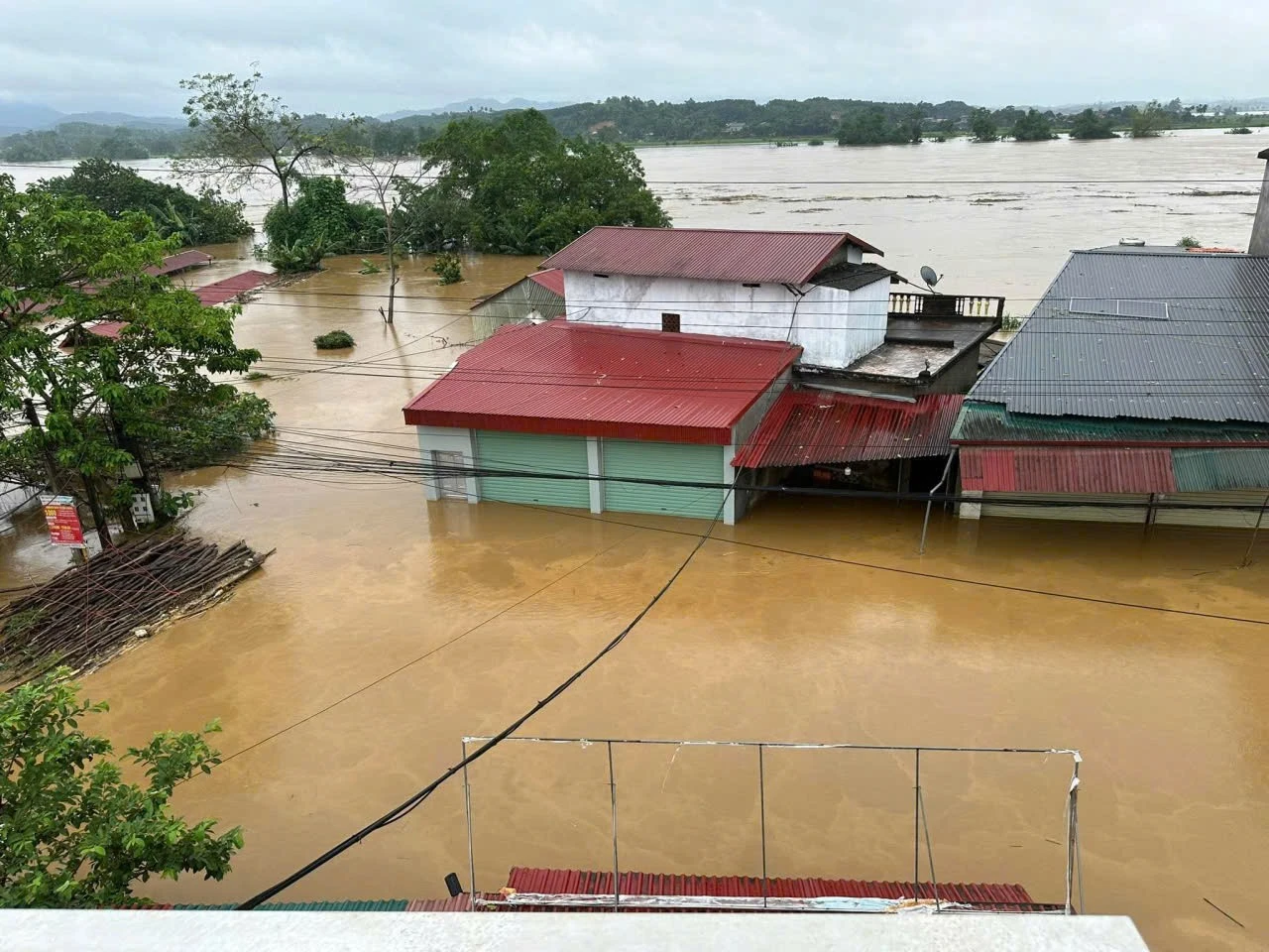Nhiều khu vực trên địa bàn tỉnh bị ngập sâu trong nước lũ.