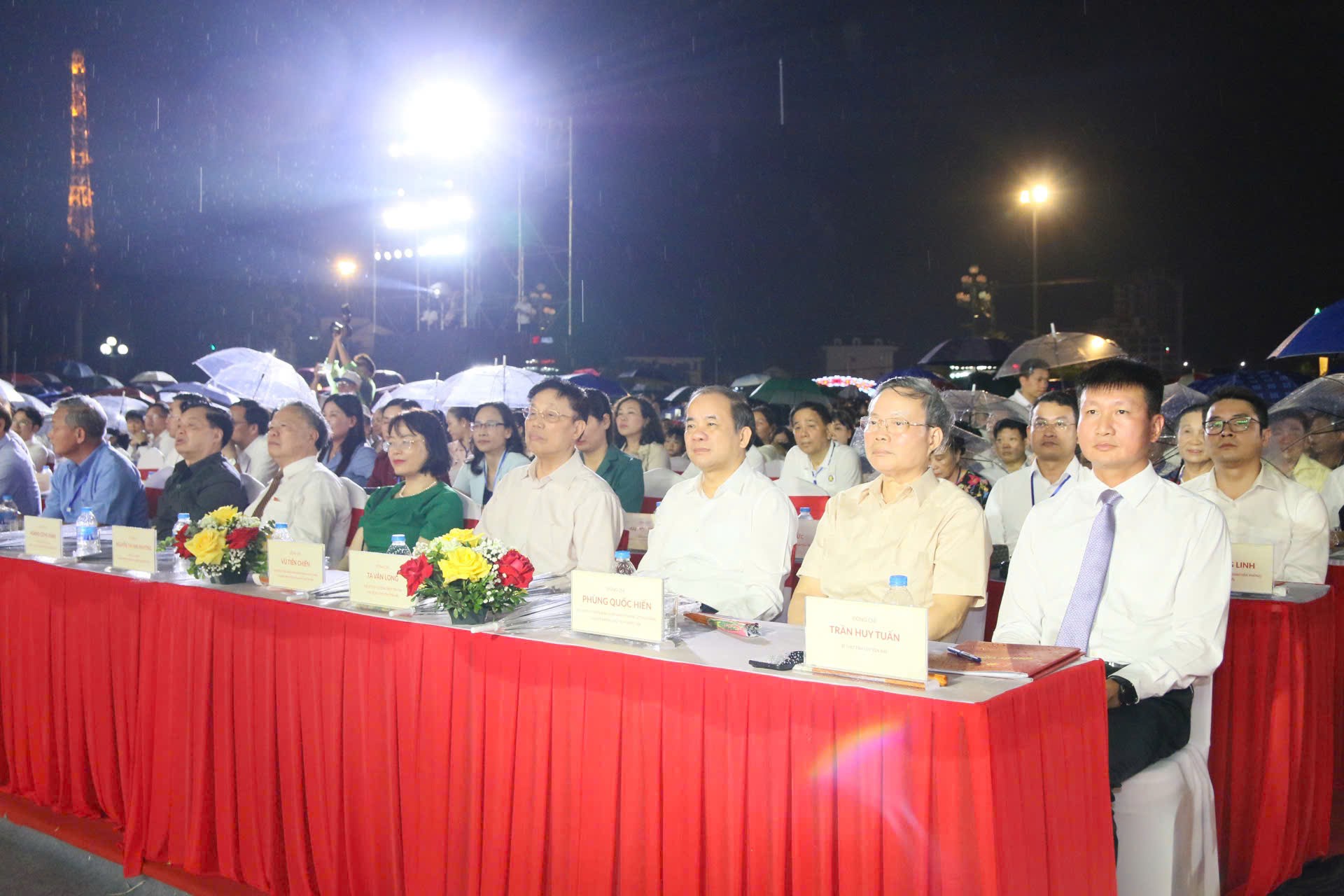 Các đồng chí lãnh đạo Trung ương và tỉnh Yên Bái, Lào Cai dự chương trình. z6755138174864-6138e78b0bbc2228c61523400be11bb7.jpg