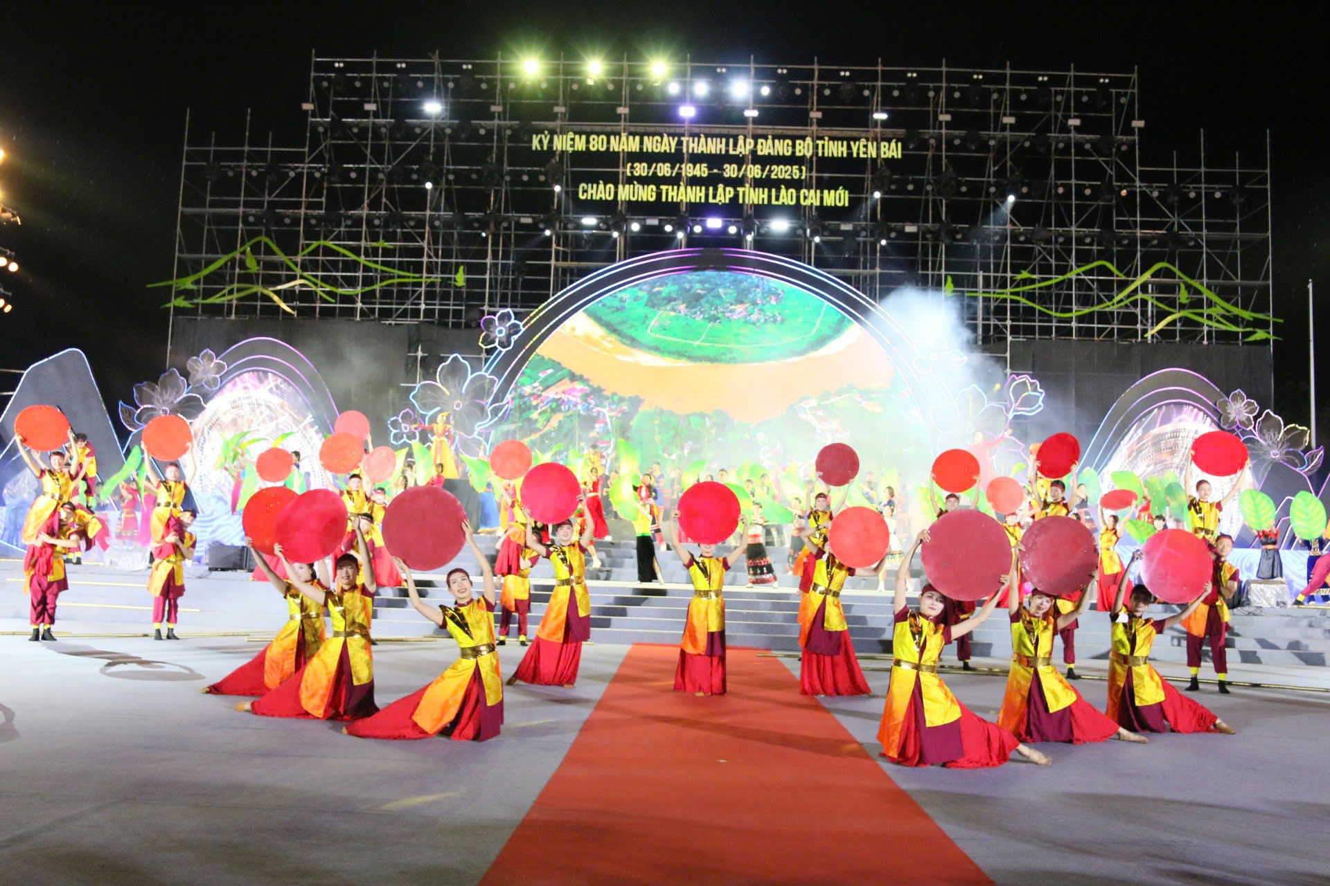 Chương trình nghệ thuật gồm 3 chương, với sự tham gia của nhiều ca sỹ nổi tiếng cùng hơn 1.500 diễn viên chuyên và không chuyên của tỉnh Yên Bái. z6755138182581-6a31a3efd2f1819d1304602b41623148.jpg