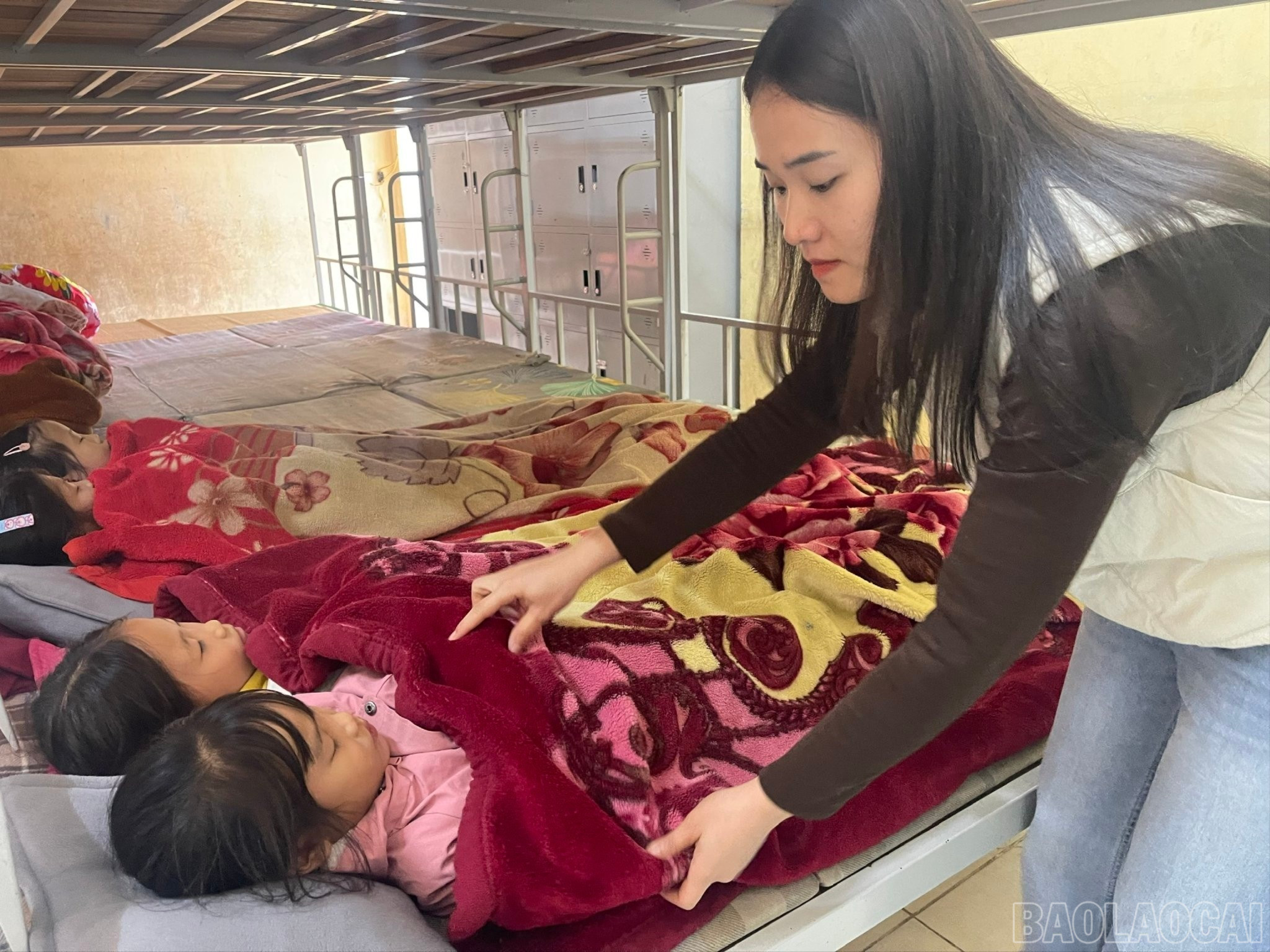 แม้จะมีข้อจำกัดด้านโครงสร้างพื้นฐาน แต่โรงเรียนก็ให้ความสำคัญกับการดูแลให้นักเรียนอบอุ่นในหอพักเสมอ baolaocai-br_z7325839391072-cb976112c729351ca664e3b00948e0d6-4529.jpg