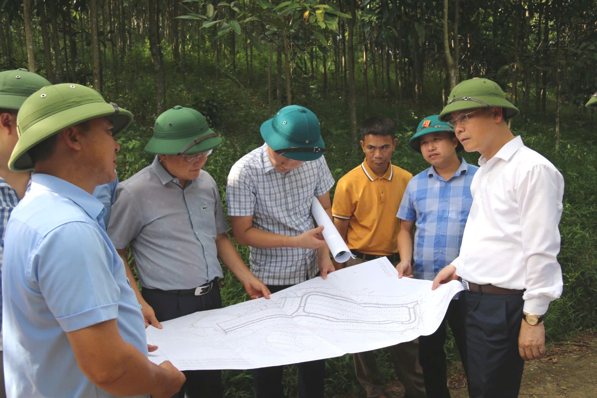 Đồng chí Phó Chủ tịch UBND tỉnh Nguyễn Thành Sinh kiểm tra khu vực được bố trí xây dựng tái định cư tại xã Tân Hợp. a7-27.jpg
