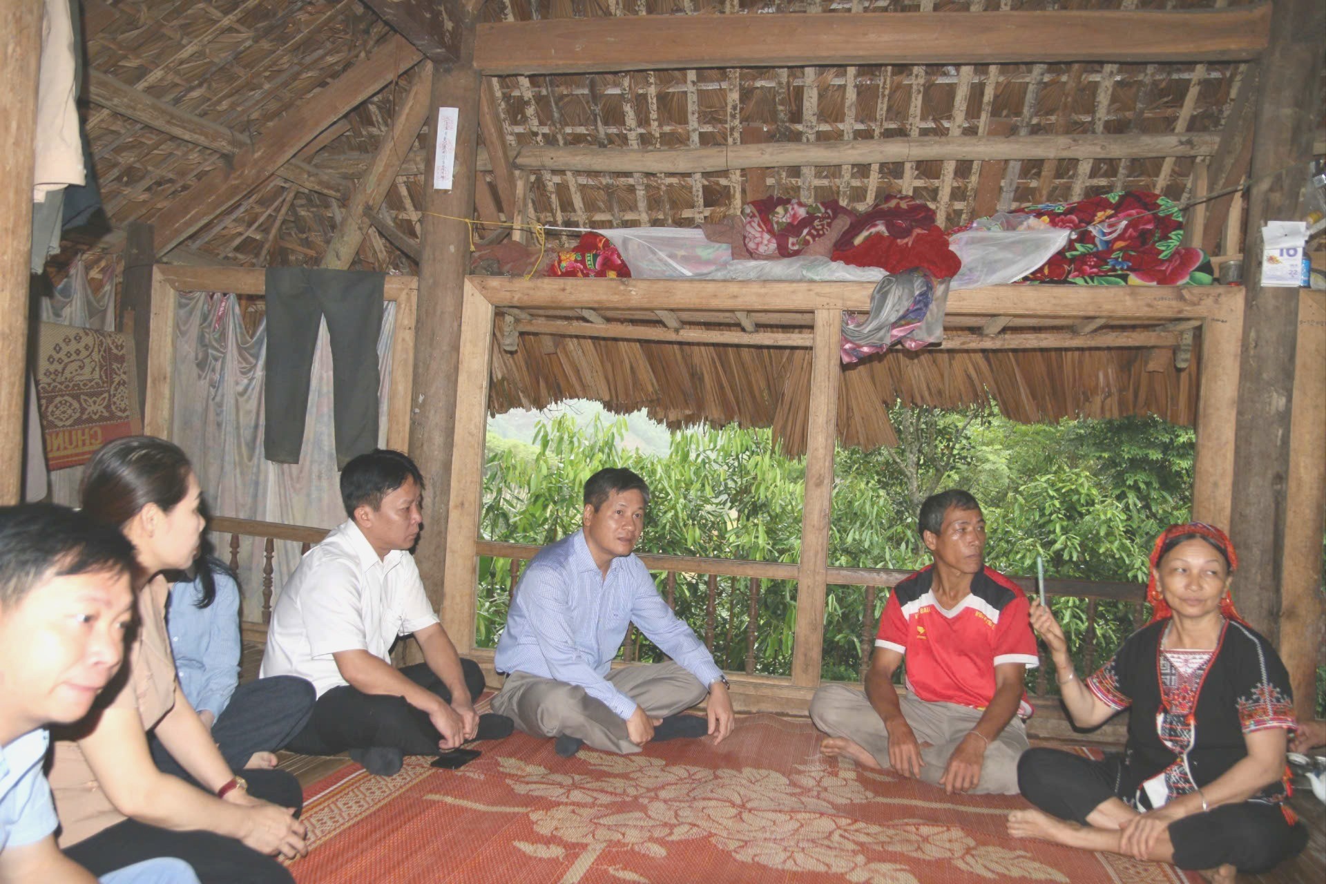Đồng chí Phó Chủ tịch UBND tỉnh Ngô Hạnh Phúc lắng nghe ý kiến của gia đình ông Trương Văn Long. z6809553998845-666b70cfd69f4b6acad26a159ef23c9a-6017.jpg