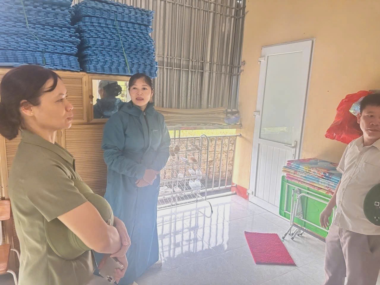 Cau Thia ward leaders inspected the response work to storm No. 11 at local schools. kiem-tra-7117.jpg