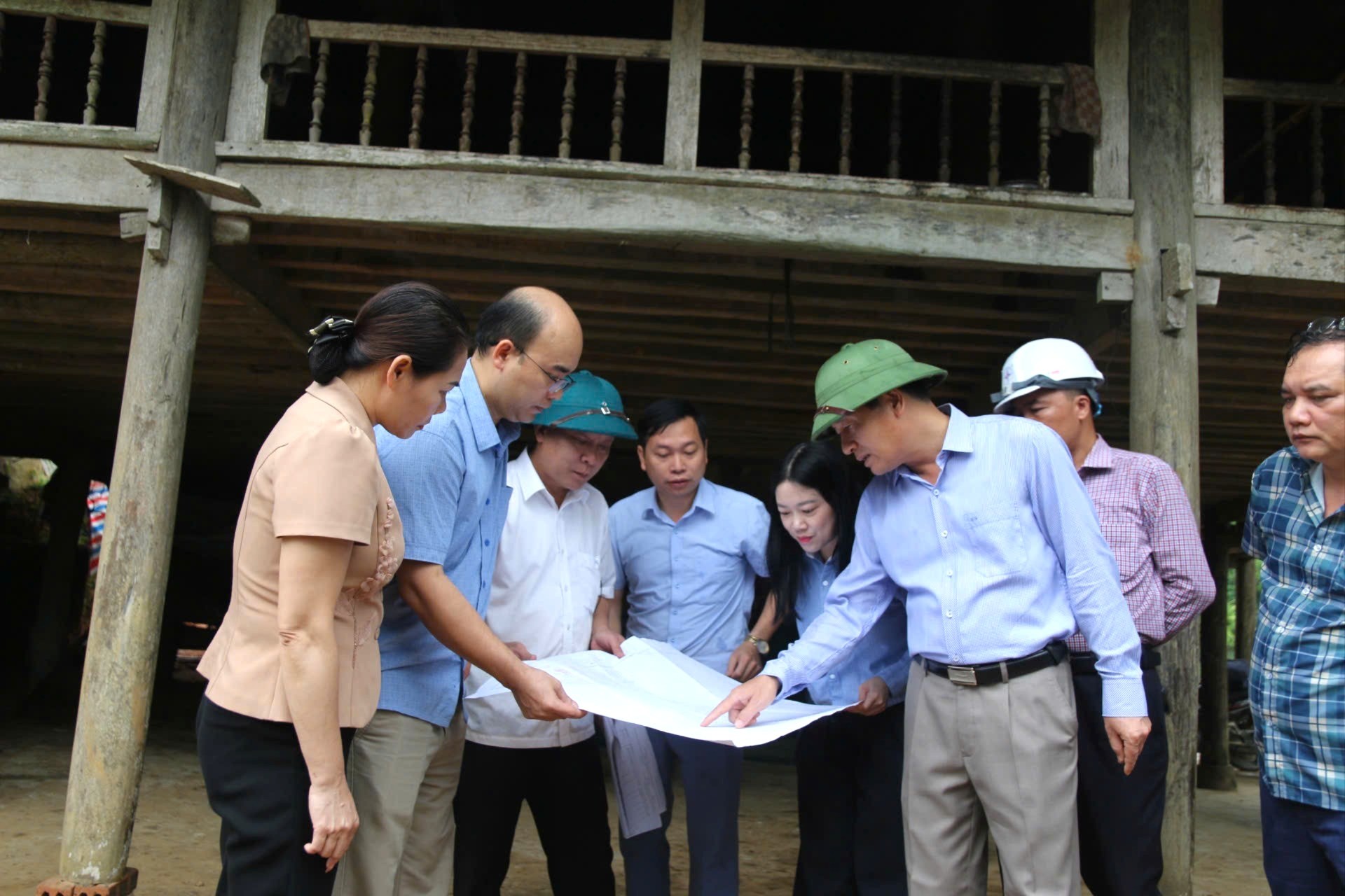 Đồng chí Phó Chủ tịch UBND tỉnh Ngô Hạnh Phúc kiểm tra vị trí hộ dân bị ảnh hưởng bởi hành lang tuyến tại thôn Quyết Thắng, xã Khánh Hoà. z6809547831493-6548b83a04f7e022b44c75d392393979-7039.jpg