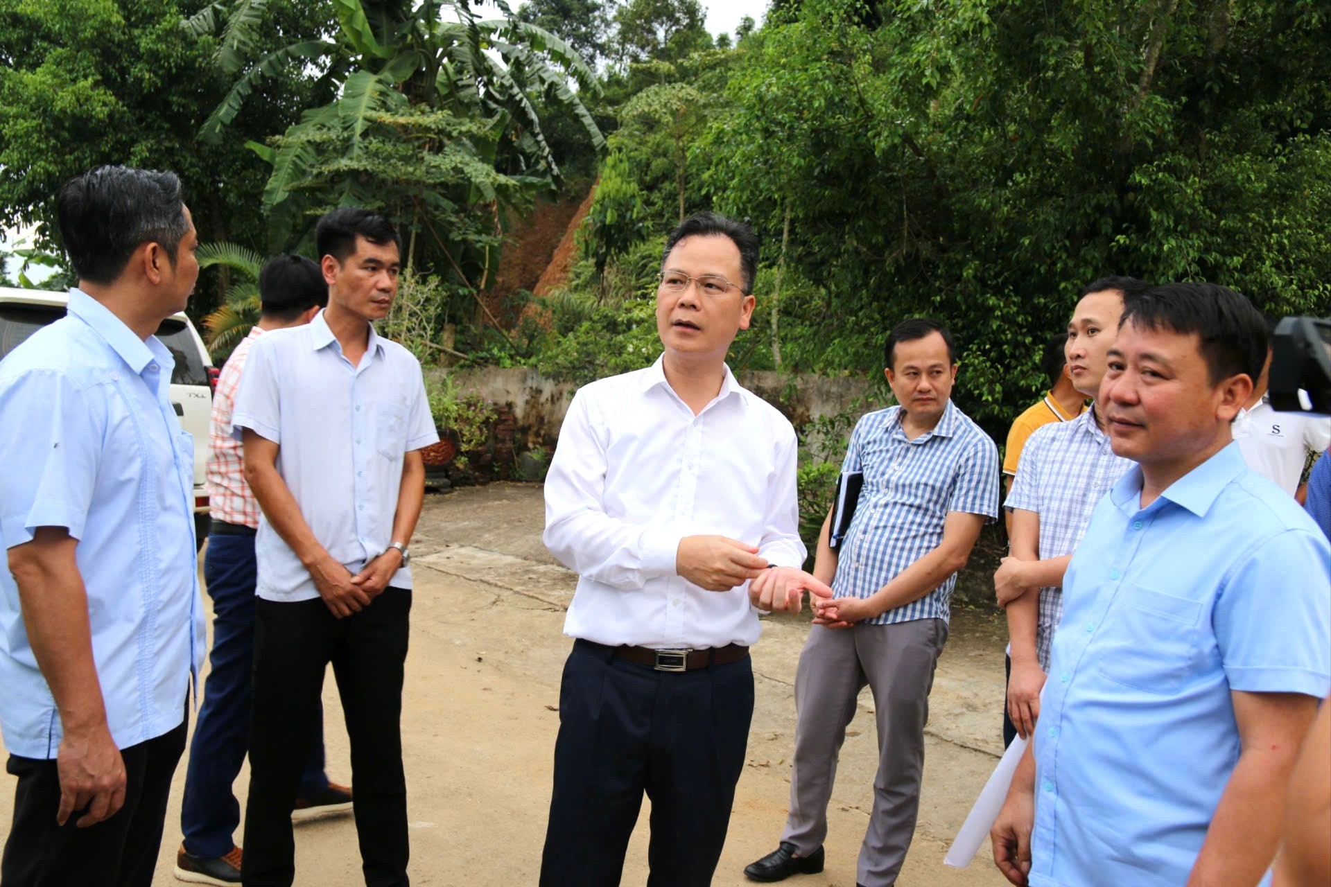 Đồng chí Phó Chủ tịch UBND tỉnh Nguyễn Thành Sinh đề nghị MTTQ các xã phải tham gia ngay từ đầu trong công tác tuyên truyền, vận động Nhân dân. a12-1734.jpg