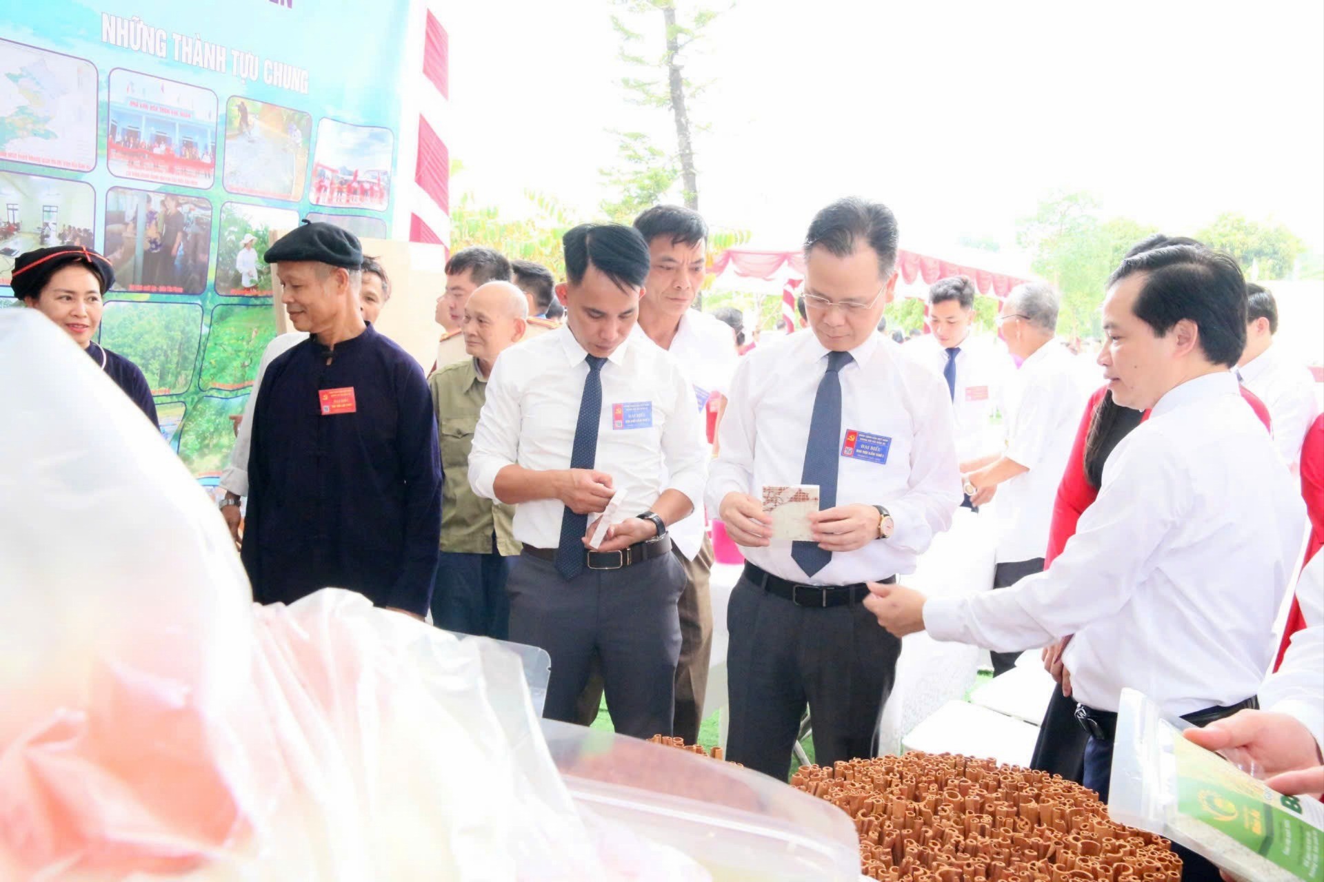Đồng chí Nguyễn Thành Sinh - Phó Chủ tịch UBND tỉnh tham quan gian hàng trưng bày sản phẩm nông sản của xã Bảo Ái. hang-2-9801.jpg