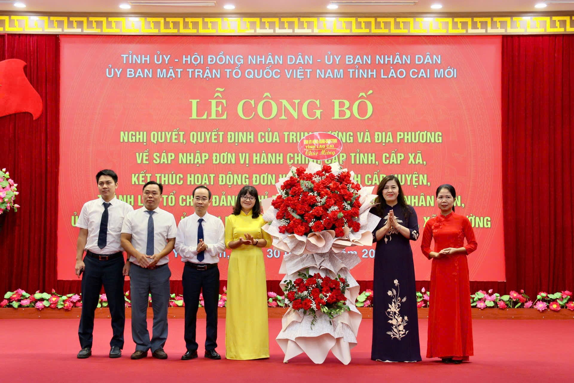 Lãnh đạo Văn phòng UBND tỉnh Lào Cai tặng hoa chúc mừng xã Yên Bình. z6756268799399-b5dad2ddb827b4a5a1a214ff191615b7.jpg