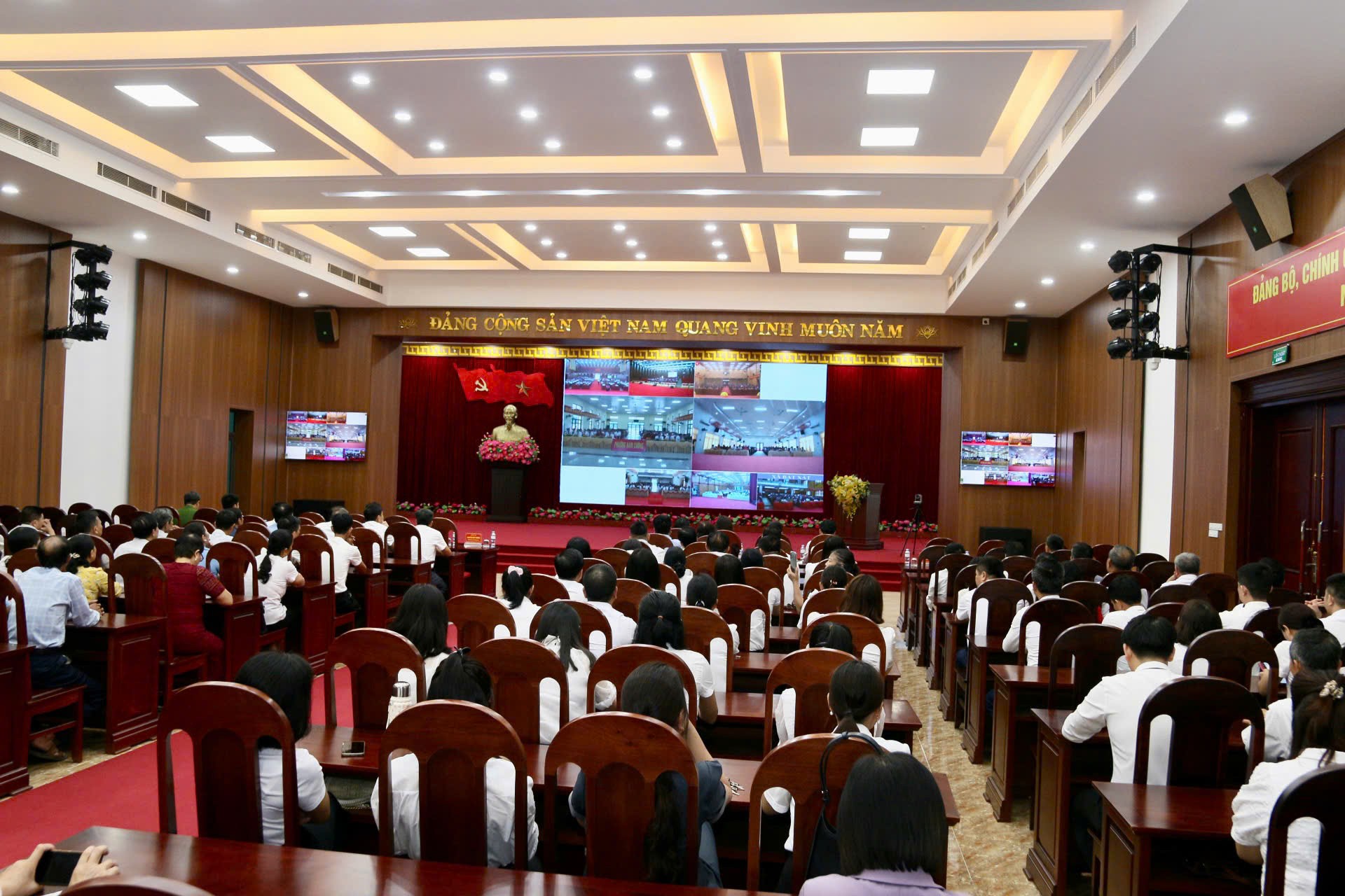 Đông đảo cán bộ, viên chức, đảng viên xã Yên Bình theo dõi lễ công bố. z6756268717575-5cfc48f3d19fc6d9ea4e8c0f3be14e1e.jpg