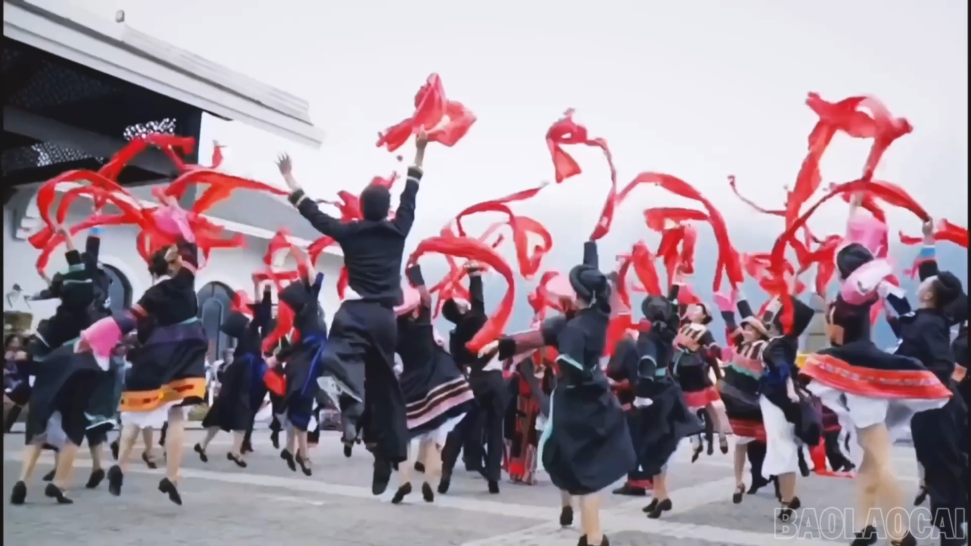 У Шапа вирує святкування кінця року. (Фото: Трунг Кієн). baolaocai-br_anh-le-hoi-sp.png