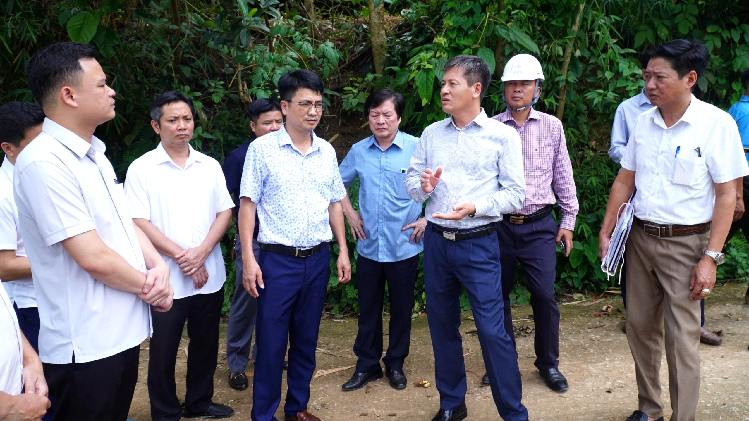 សមមិត្ត Ngo Hanh Phuc - អនុប្រធានគណៈកម្មាធិការប្រជាជនខេត្តបានស្វែងយល់ពីការលំបាកក្នុងការបោសសម្អាតទីតាំងនៅឃុំ Yen Thanh។ z6805722451639-3b94802b84478878f32621f9a5bff36f-8029.jpg