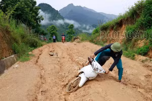 [Ảnh] Chật vật lưu thông trên tuyến đường Hỏm Dưới - Lán Bò