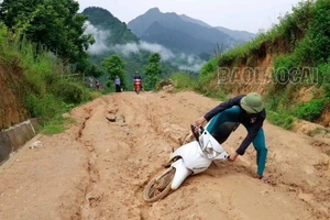 [Ảnh] Chật vật lưu thông trên tuyến đường Hỏm Dưới - Lán Bò