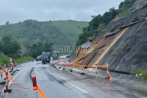 Các phương tiện cần giảm tốc độ và chú ý quan sát khi lưu thông qua Km249+960 - Km250+030 đường cao tốc Nội Bài - Lào Cai