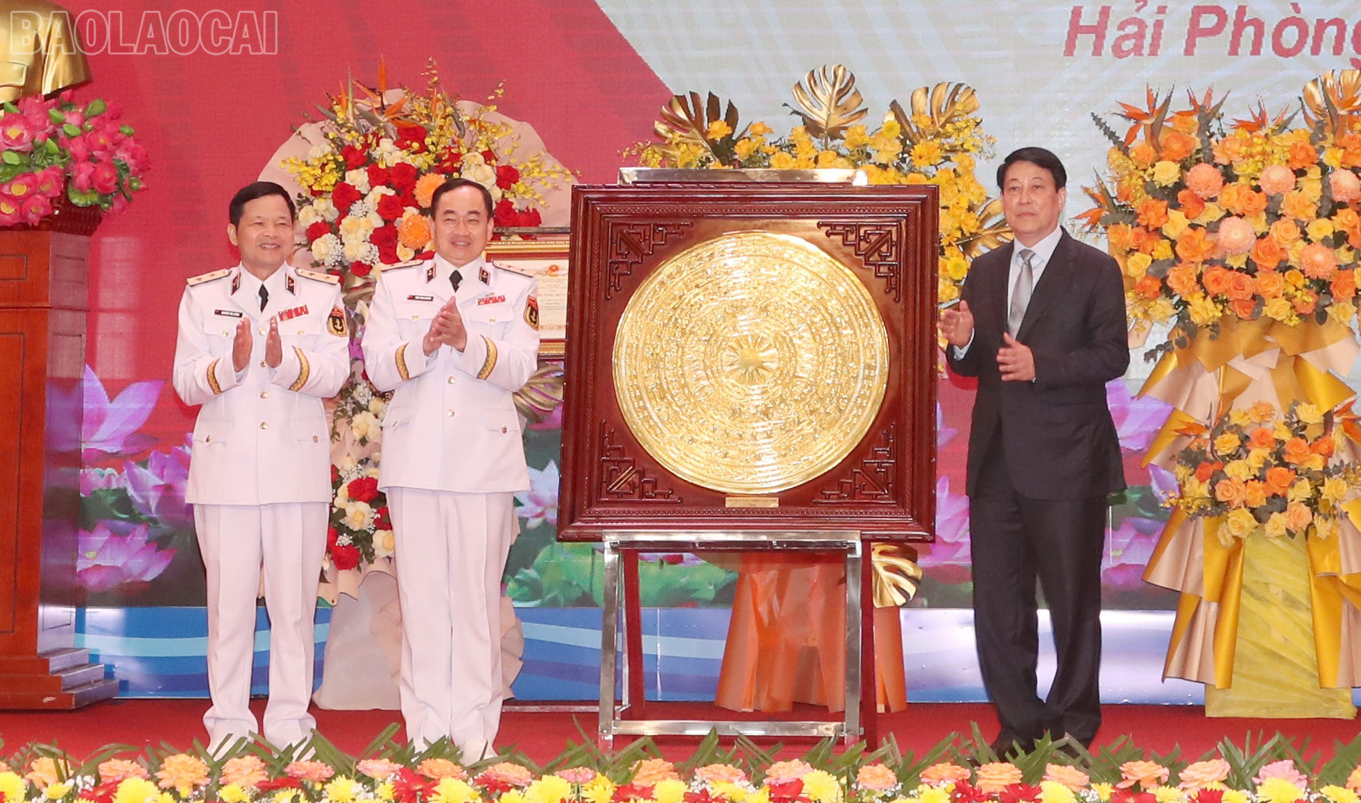 Chủ tịch nước Lương Cường tặng Quân chủng Hải quân quà lưu niệm nhân kỷ niệm 70 năm thành lập. baolaocai-tl_chu-tich-nuoc-luong-cuong-tang-quan-chung-hai-quan-qua-luu-niem-nhan-ky-niem-70-nam-thanh-lap.jpg