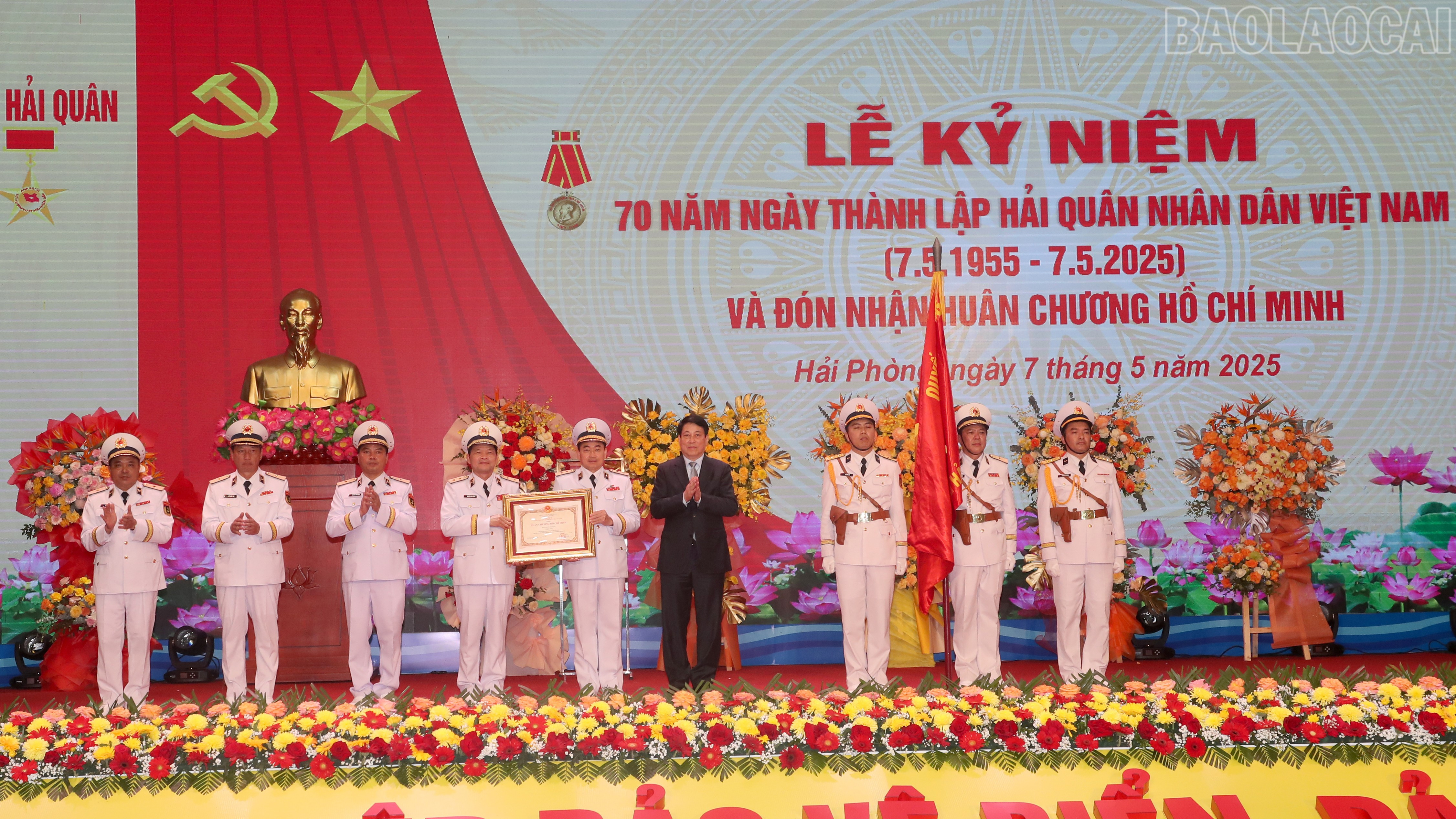 Chủ tịch nước Lương Cường trao Huân chương Hồ Chí Minh cho Hải quân nhân dân Việt Nam. baolaocai-tr_10-3191.jpg