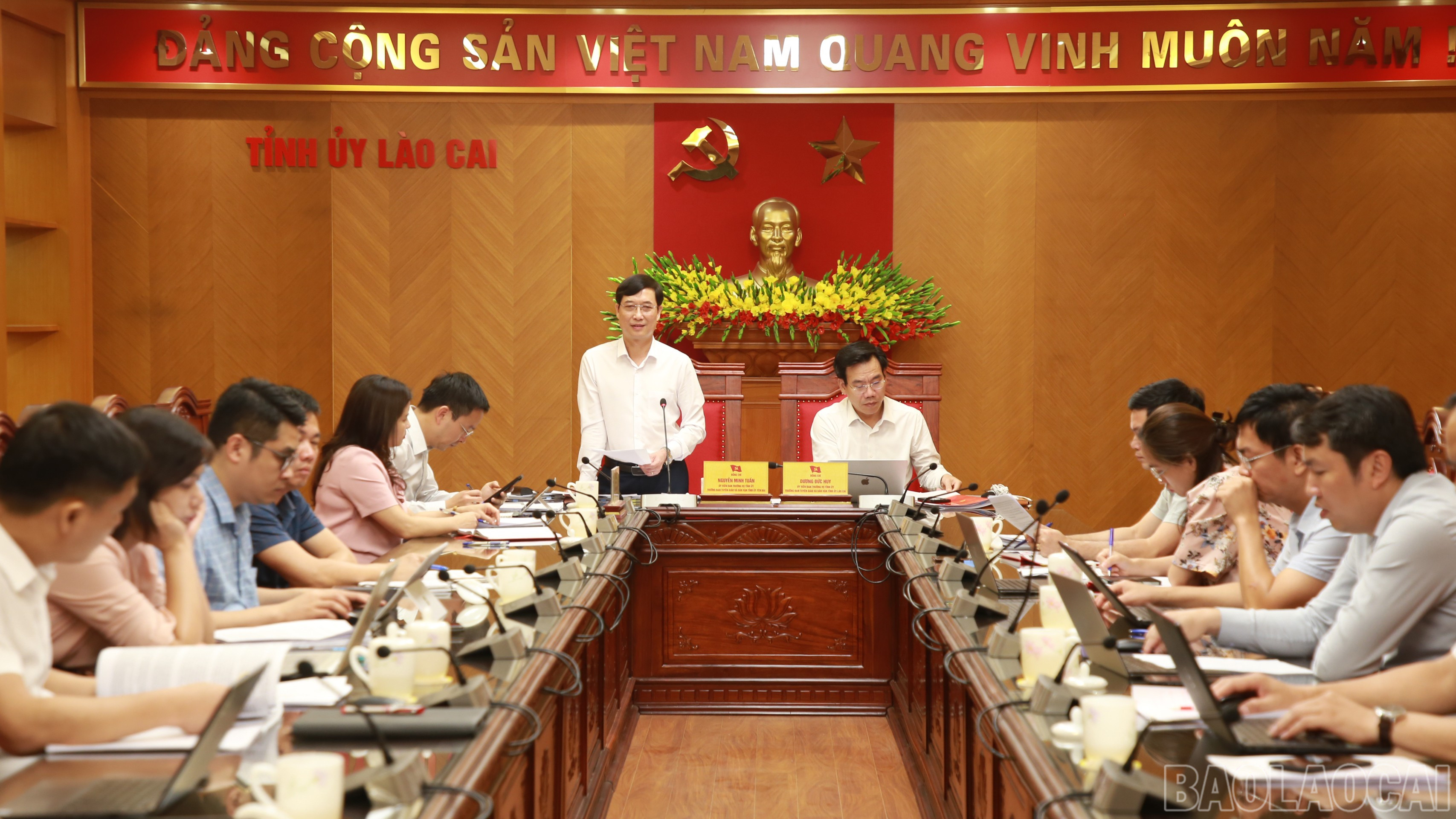 Đồng chí Trưởng Ban Tuyên giáo và Dân vận Tỉnh ủy Yên Bái phát biểu tại cuộc họp. baolaocai-br_img-0894.jpg