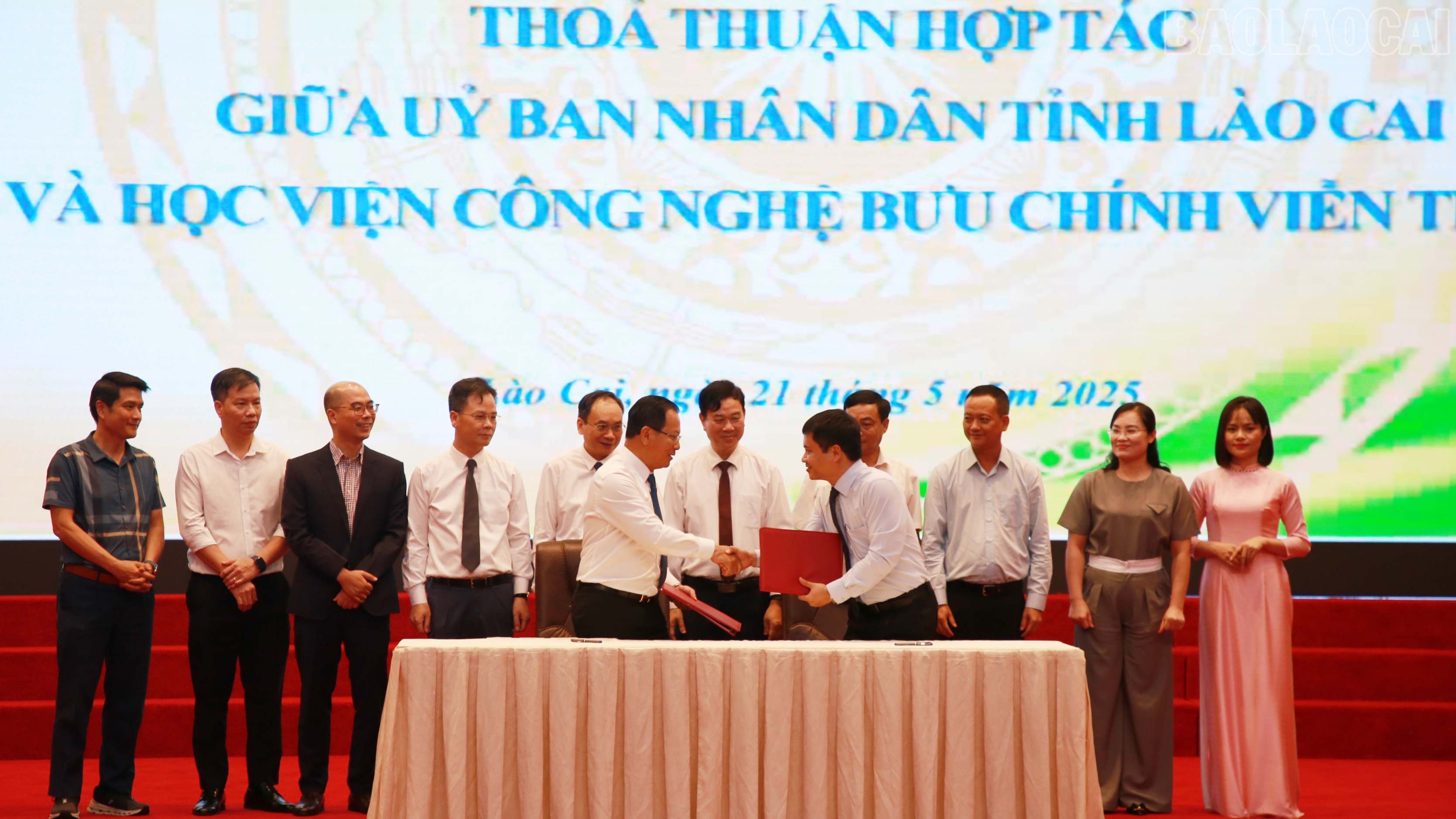 UBND tỉnh Lào Cai và Học viện Công nghệ Bưu chính - Viễn thông ký kết biên bản hợp tác. baolaocai-tr_img-0883.jpg