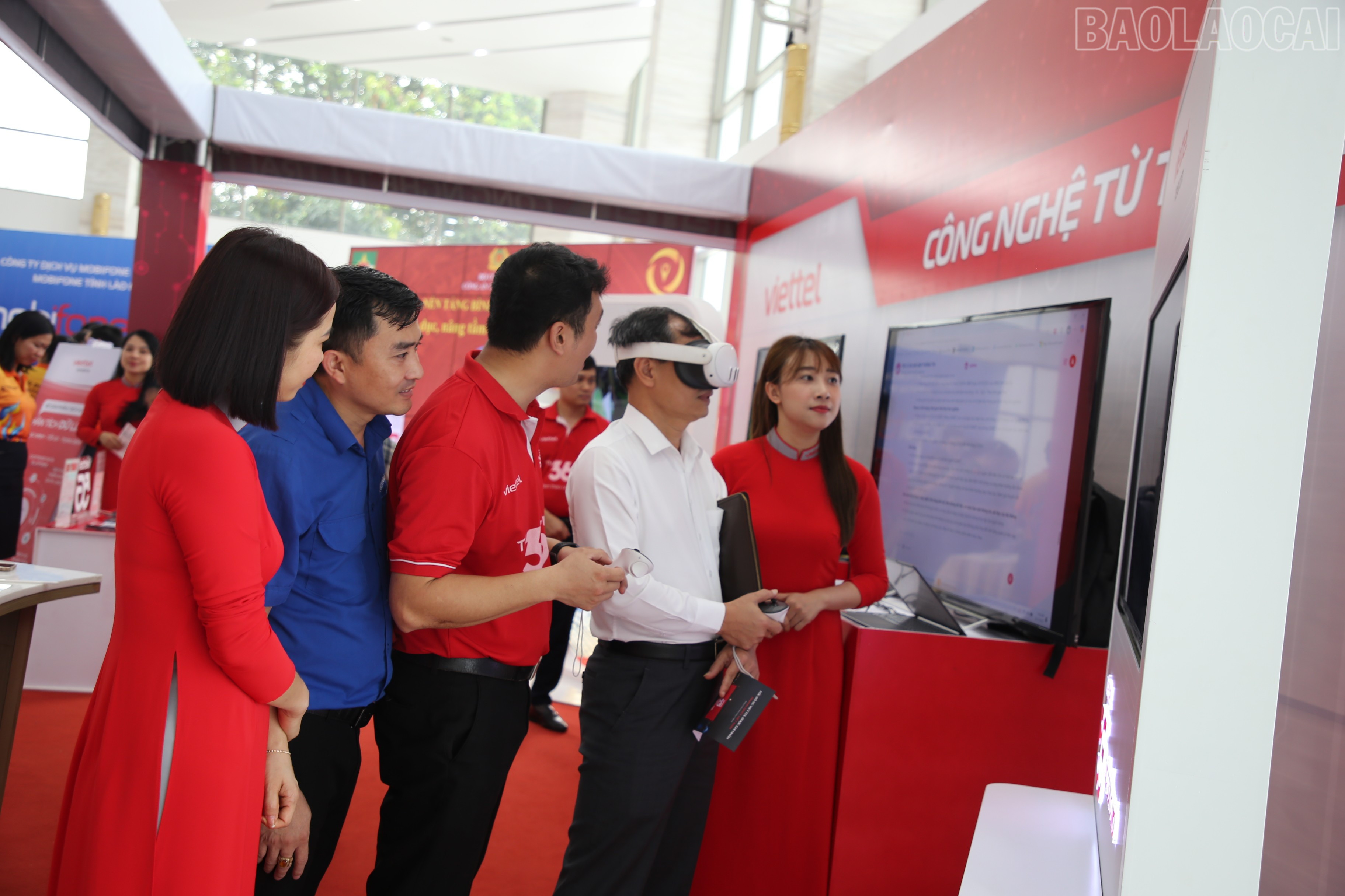 Trải nghiệm thực tế ảo tại khu trưng bày sản phẩm công nghệ số. baolaocai-tr_img-0804.jpg