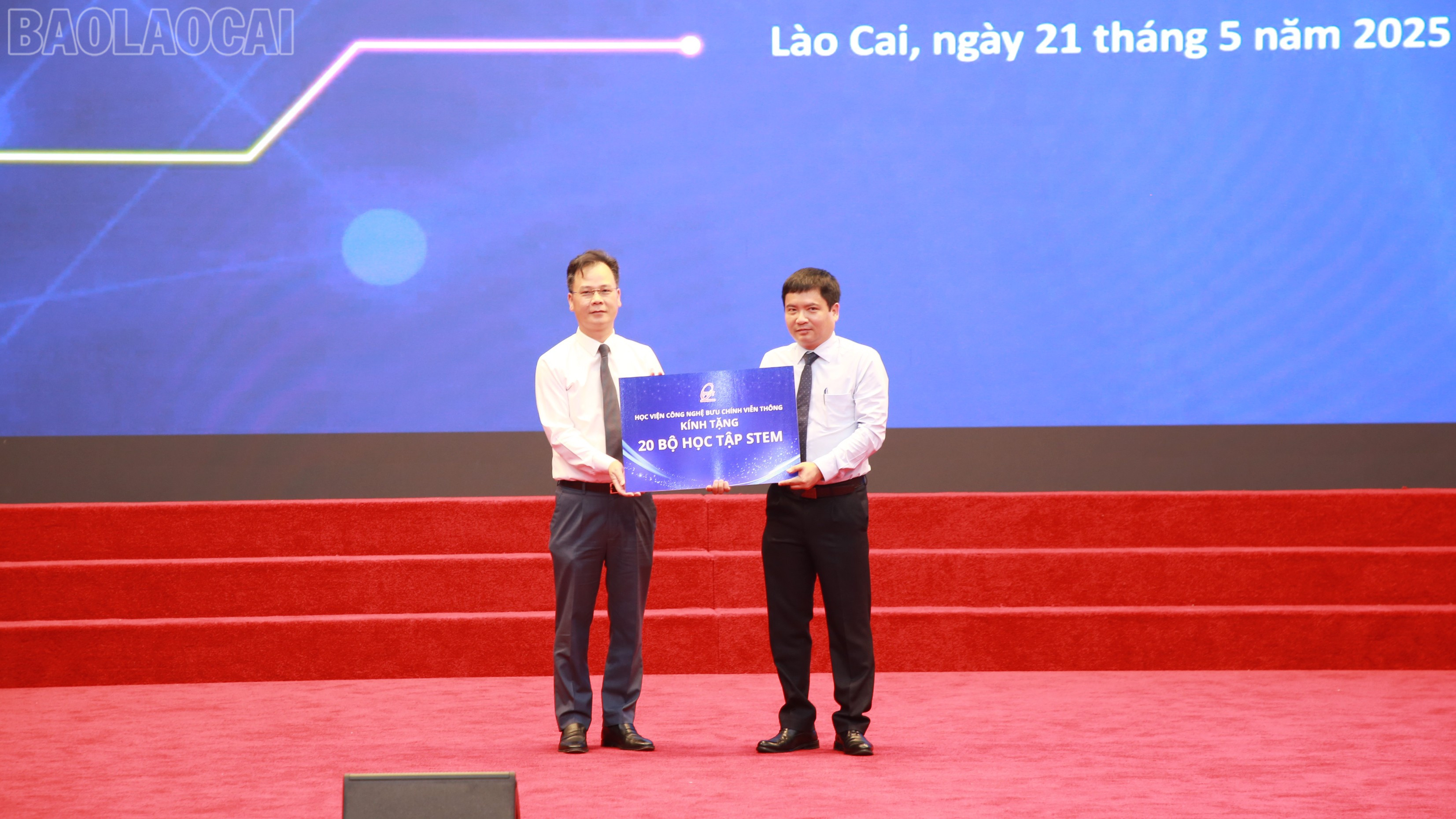 Học viện Công nghệ Bưu chính - Viễn thông tặng tỉnh Lào Cai 25 bộ sản phẩm công nghệ số Stem. baolaocai-tl_img-0869.jpg