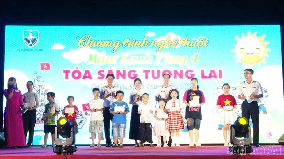 Nhiều phần quà ý nghĩa được gửi tặng thiếu nhi Vùng 4.