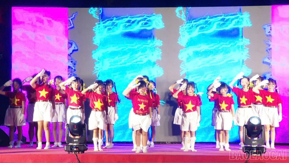 Thiếu nhi Vùng 4 biểu diễn văn nghệ tại chương trình nghệ thuật. Thiếu nhi Vùng 4 biểu diễn văn nghệ tại chương trình nghệ thuật.