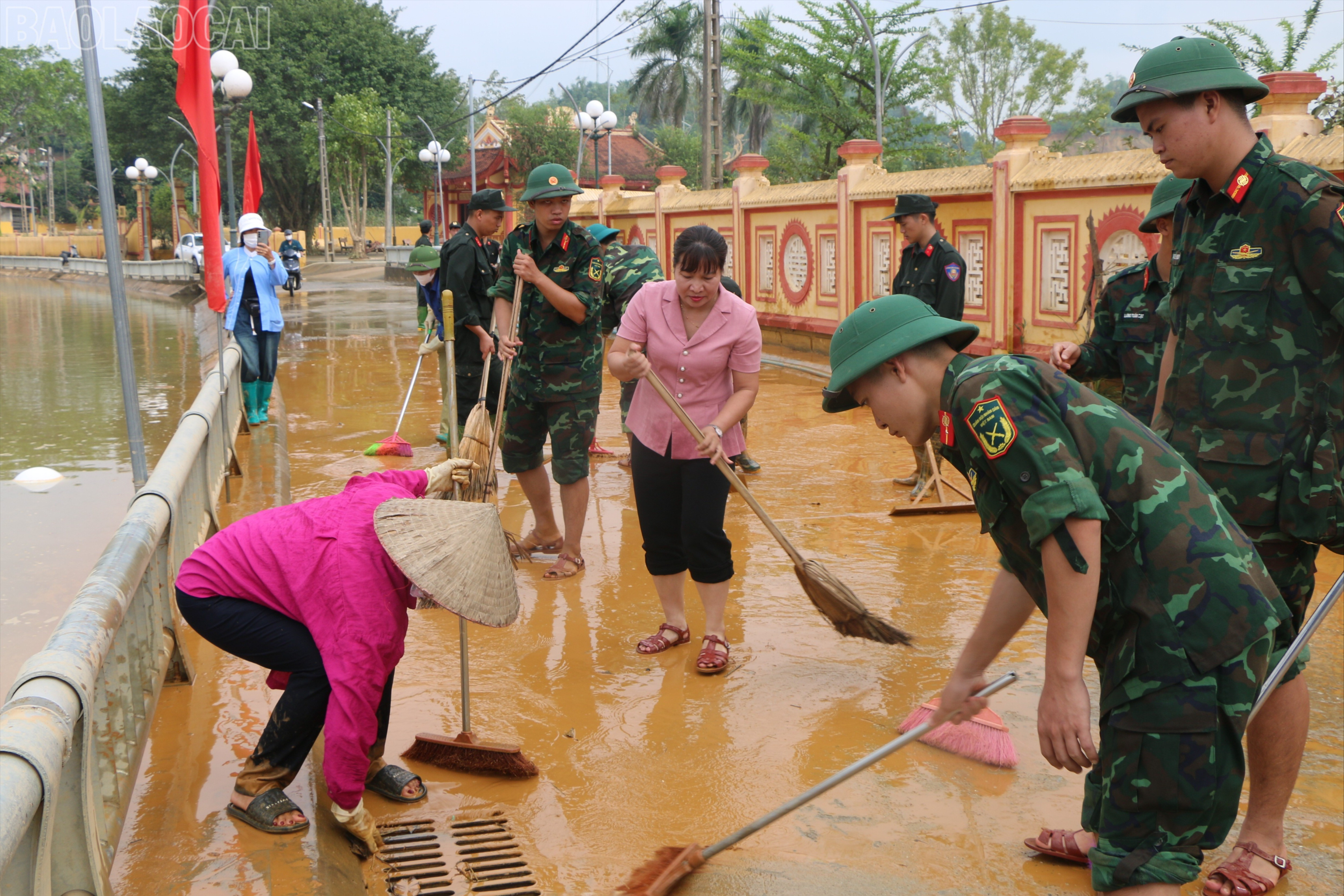 Các lực lượng tại chỗ cùng người dân phường Nam Cường dọn dẹp bùn đất sau lũ. baolaocai-tl_img-0144-3019.jpg