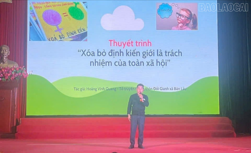 Không chỉ phụ nữ, tại thôn Đồi Gianh, xã Bản Lầu, nam giới cũng được truyền thông về xóa bỏ định kiến giới. baolaocai-tr_thon-doi-giang-7288.jpg