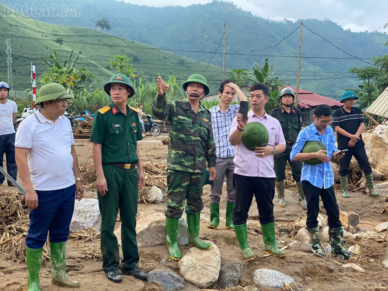Vượt qua nhiều điểm sạt và địa hình hiểm trở, đoàn công tác xã Dương Quỳ đi bộ hơn 3 giờ đồng hồ để tiếp cận, chỉ đạo công tác khắc phục hậu quả thiên tai tại các thôn bị cô lập. baolaocai-tl_thuc-te.jpg