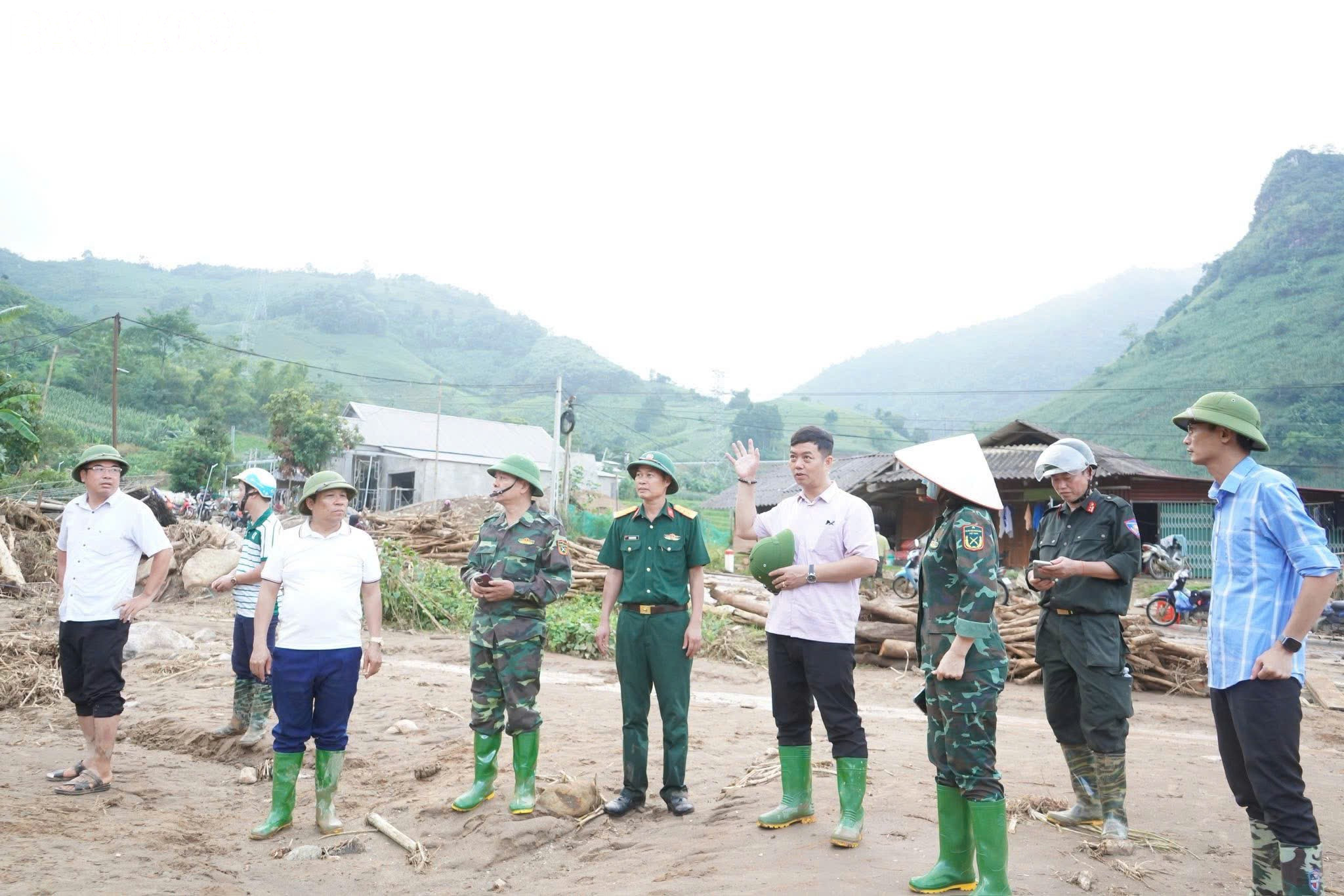 Đồng chí Nguyễn Minh Toàn, Ủy viên Ban Thường vụ Tỉnh ủy, Chủ nhiệm Ủy ban Kiểm tra Tỉnh ủy cùng Đoàn công tác xã Dương Quỳ kiểm tra, nắm tình hình công tác khắc phục hậu quả thiên tai trên địa bàn xã. baolaocai-tl_dong-chi-toan.jpg