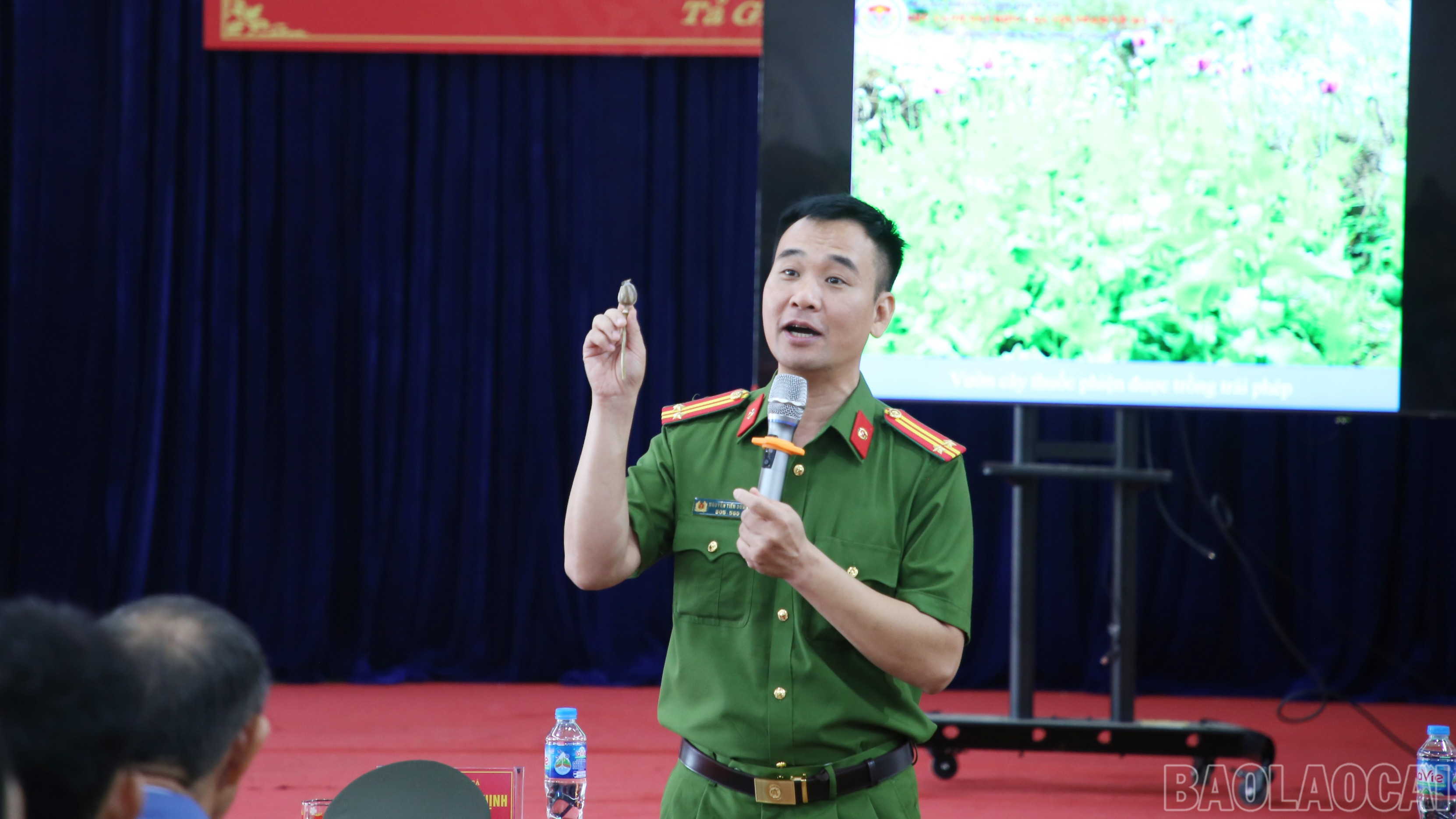Tuyên truyền người dân không tàng trữ, vận chuyển, mua bán trái phép chất ma túy. baolaocai-br_img-1446.jpg