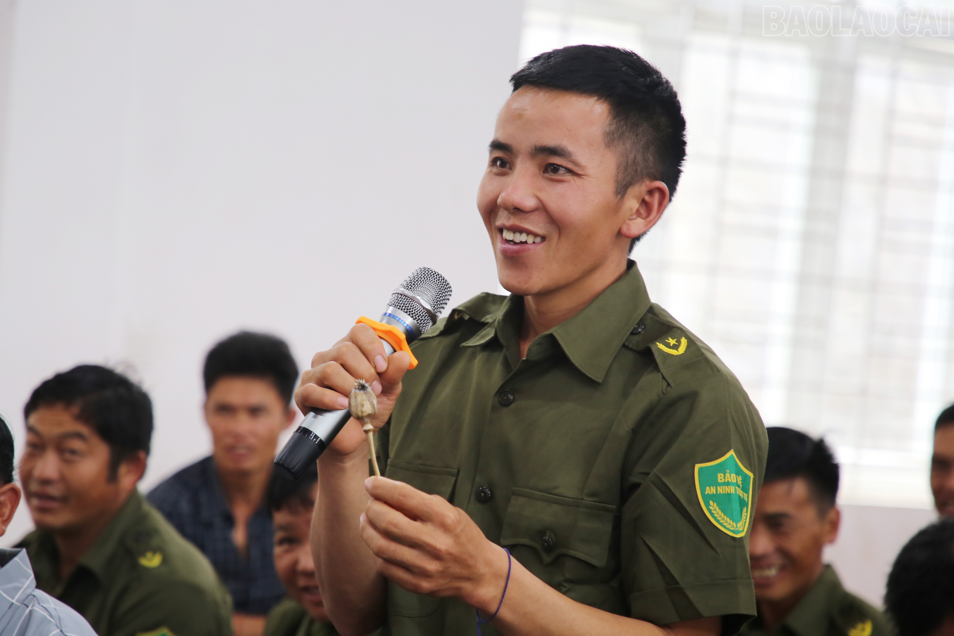Đại biểu được tuyên truyền, hướng dẫn nhận biết cây thuốc phiện. baolaocai-tr_img-1434.jpg