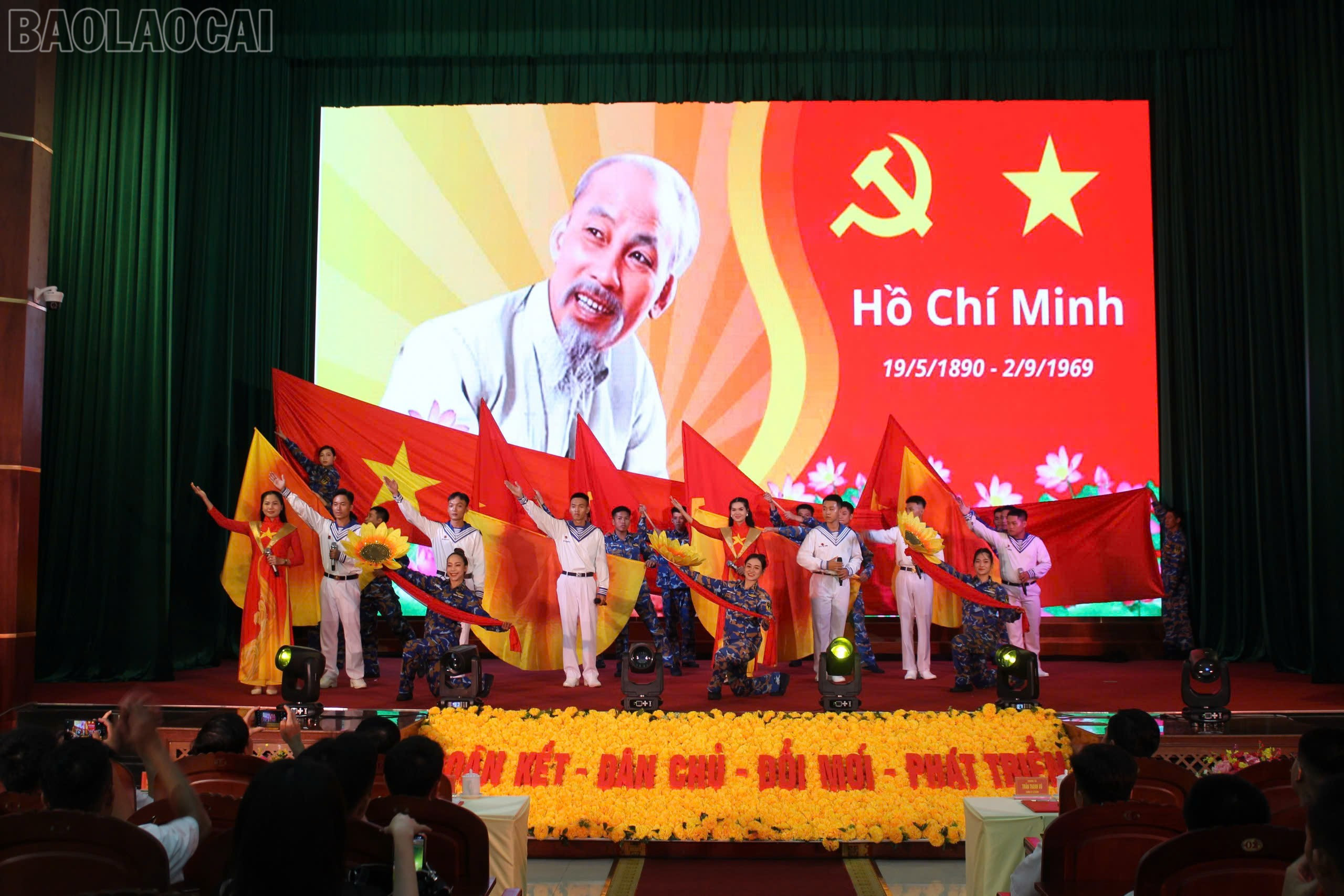 Một tiết mục tại chương trình giao lưu văn nghệ. baolaocai-tl_van-nghe-3.jpg