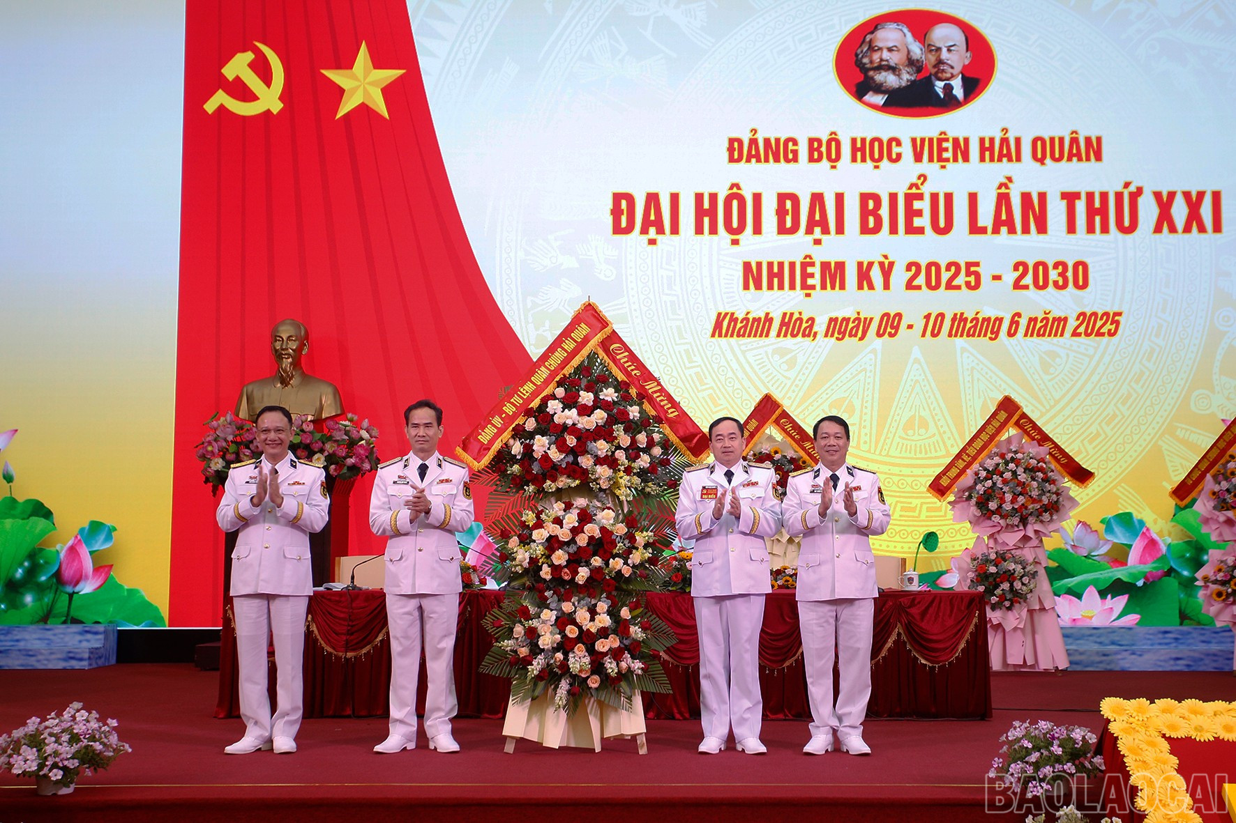 Tư lệnh Hải quân tặng hoa chúc mừng Đại hội. baolaocai-br_hinh-anh-4-tu-lenh-hai-quan-tang-hoa-chuc-mung-dai-hoi.jpg
