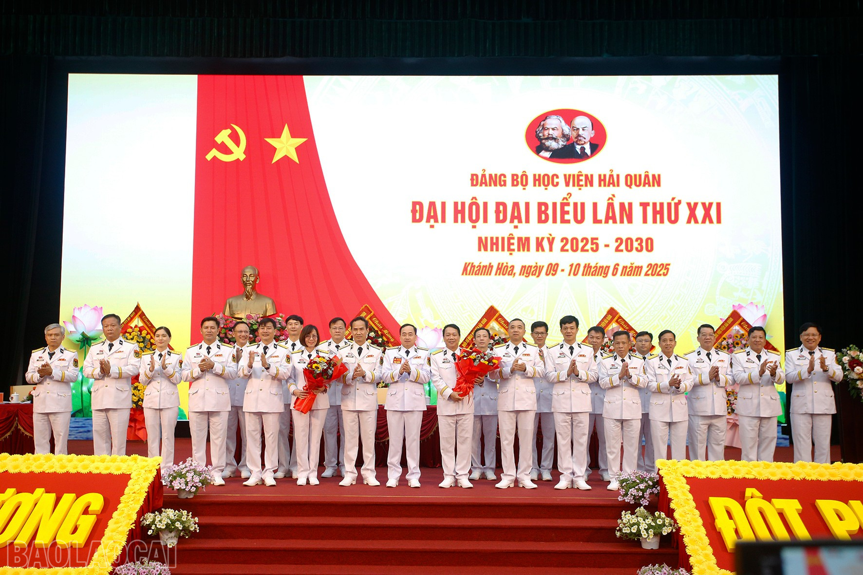Tư lệnh Hải quân tặng hoa chúc mừng Ban Chấp hành Đảng bộ Học viện Hải quân nhiệm kỳ 2025 - 2030 và đại biểu dự Đại hội Đảng bộ Quân chủng Hải quân lần thứ XIV. baolaocai-bl_hinh-anh-6-tu-lenh-hai-quan-tang-hoa-chuc-mung-ban-chap-hanh-dang-bo-hoc-vien-hai-quan-nhiem-ky-2025-2030-va-dai-bie.jpg