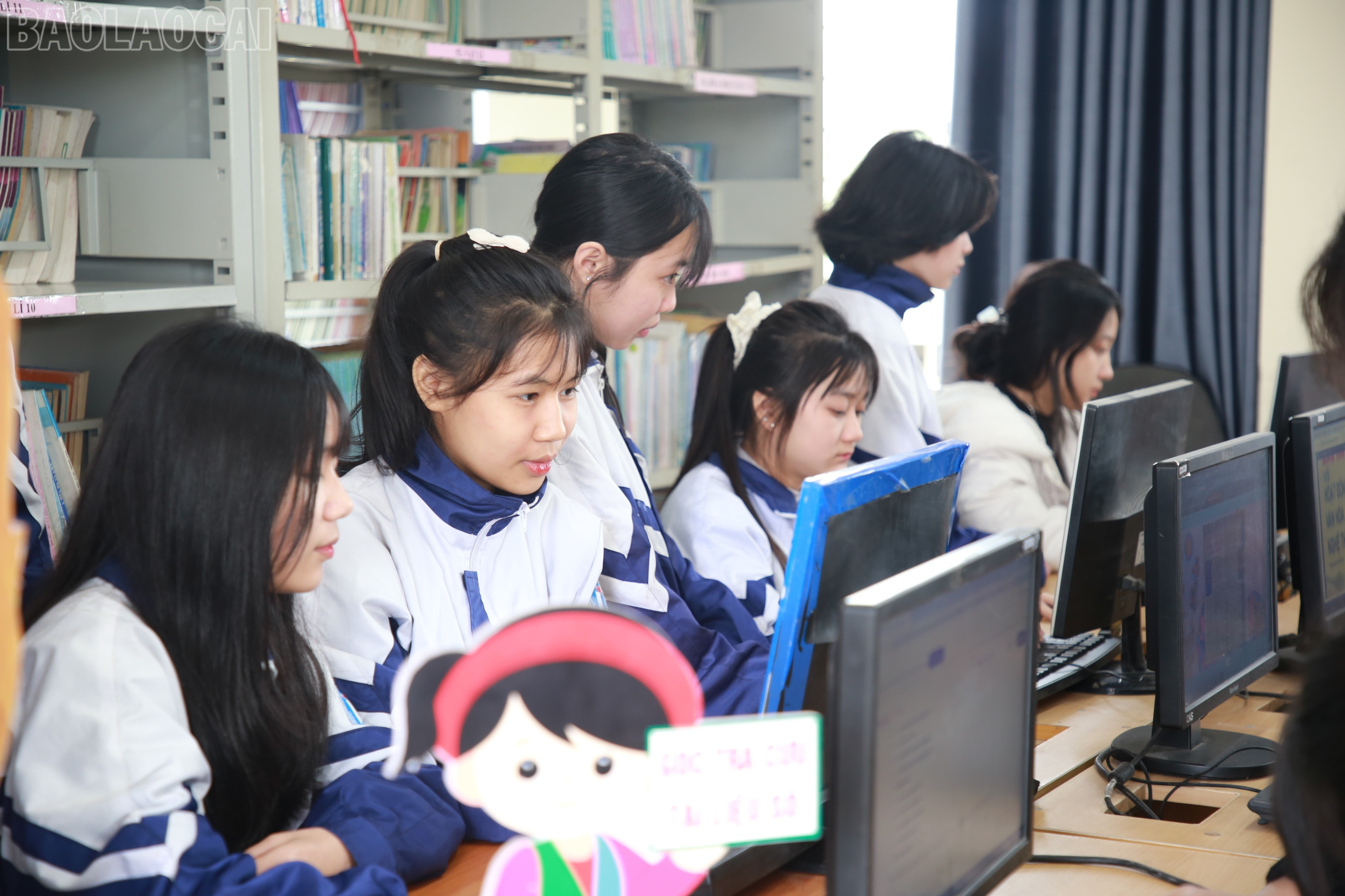 Học sinh Lào Cai tiếp cận tài liệu số trong học tập. baolaocai-tl_img-0146.jpg