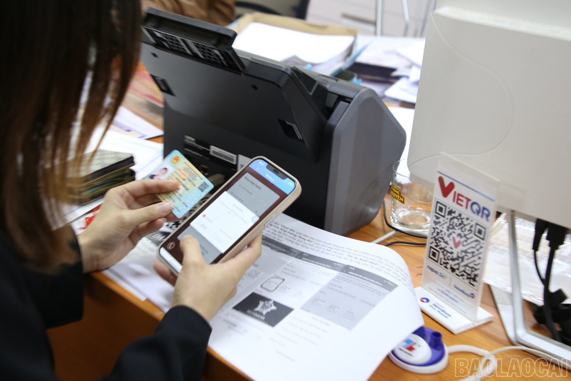 Cơ sở dữ liệu đất đai được cập nhật sẽ giúp người dân thực hiện các thủ tục đất đai trực tuyến dễ dàng hơn. baolaocai-br_img-4011-3196.jpg